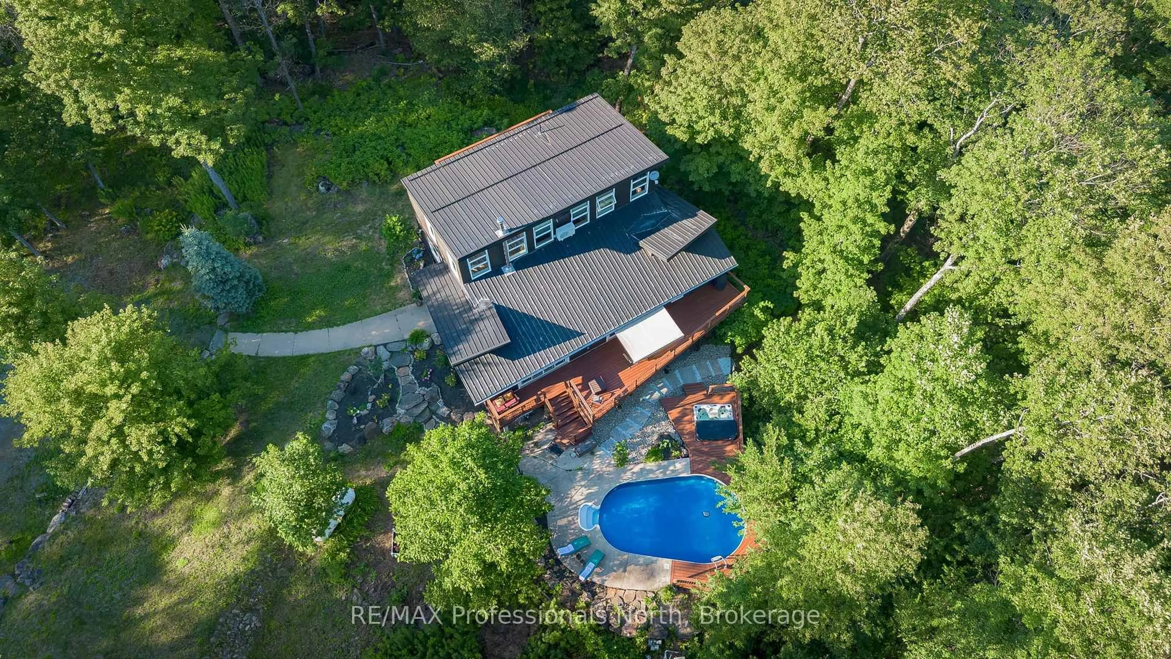 A pic from outside/outdoor area/front of a property/back of a property/a pic from drone, unknown for 1756 Brunel Rd, Huntsville Ontario P1H 2J3