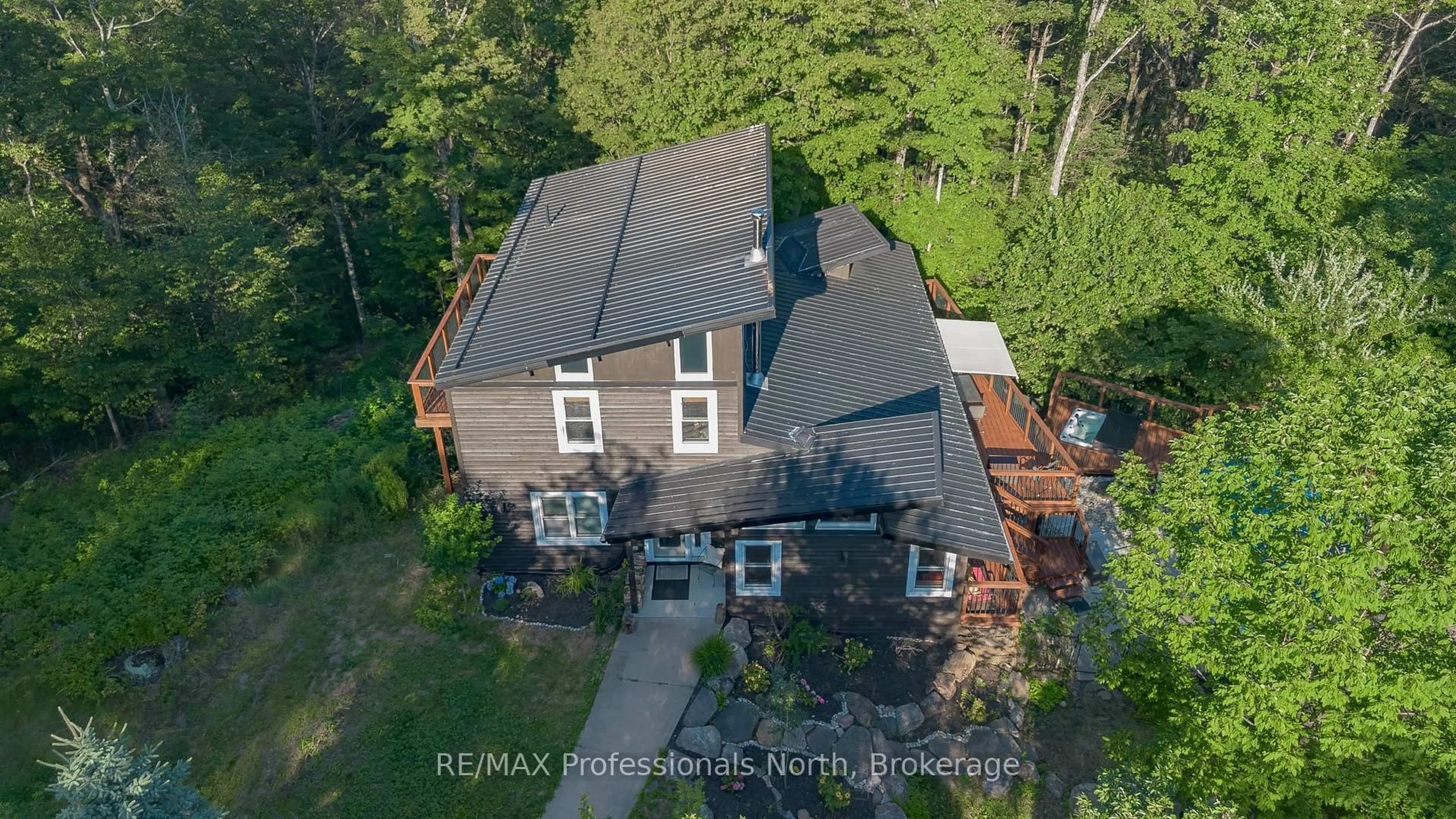 A pic from outside/outdoor area/front of a property/back of a property/a pic from drone, building for 1756 Brunel Rd, Huntsville Ontario P1H 2J3