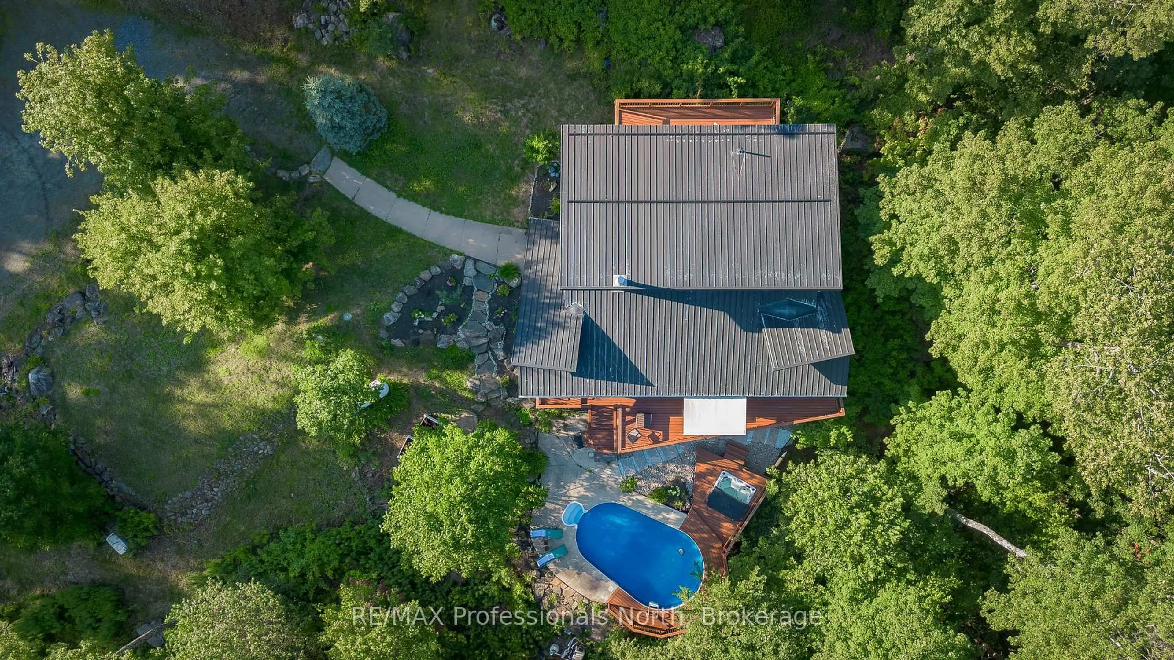 A pic from outside/outdoor area/front of a property/back of a property/a pic from drone, unknown for 1756 Brunel Rd, Huntsville Ontario P1H 2J3