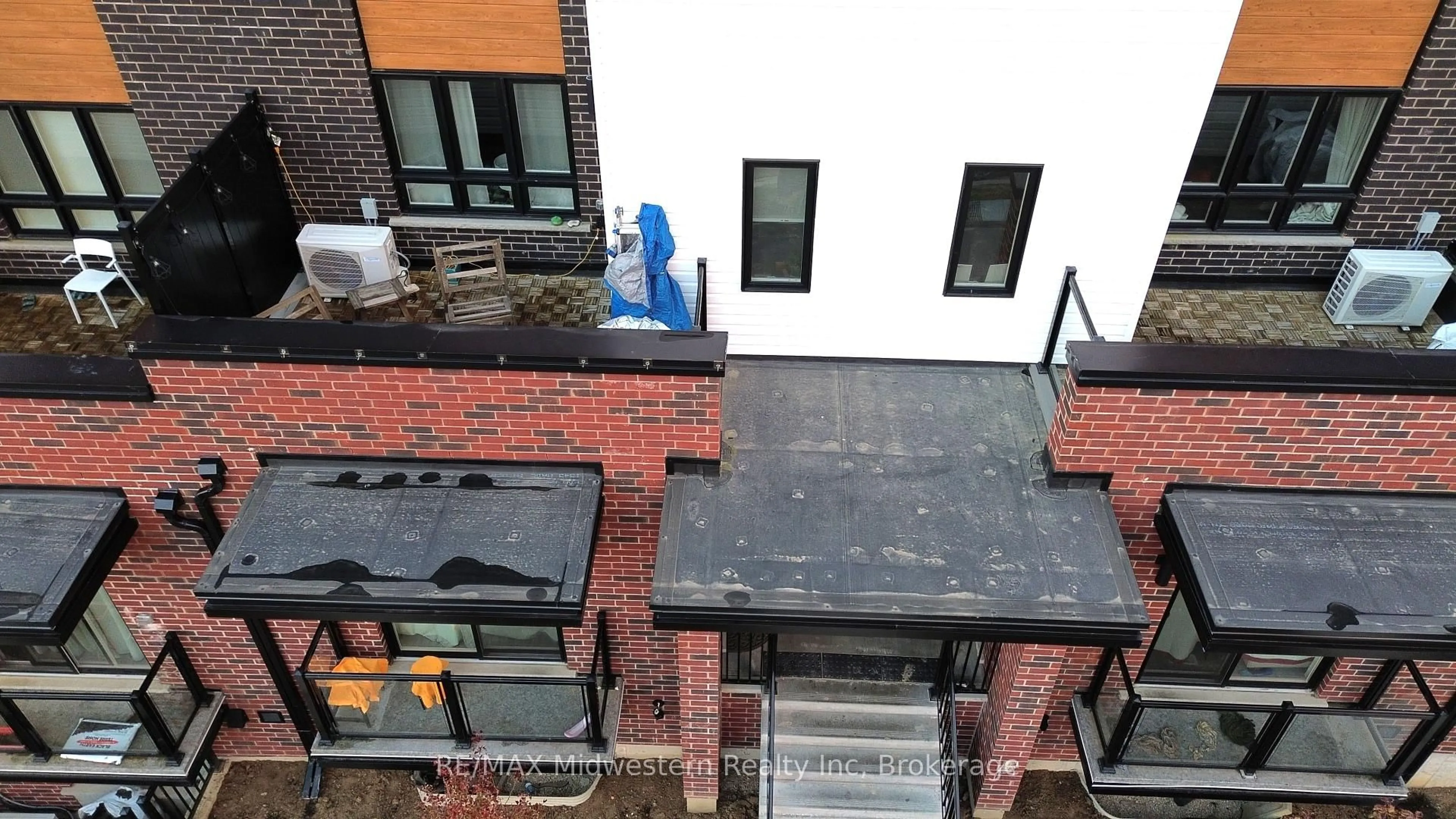 A pic from outside/outdoor area/front of a property/back of a property/a pic from drone, city buildings view from balcony for 287 Chapel Hill Dr #35, Kitchener Ontario N2R 0S4