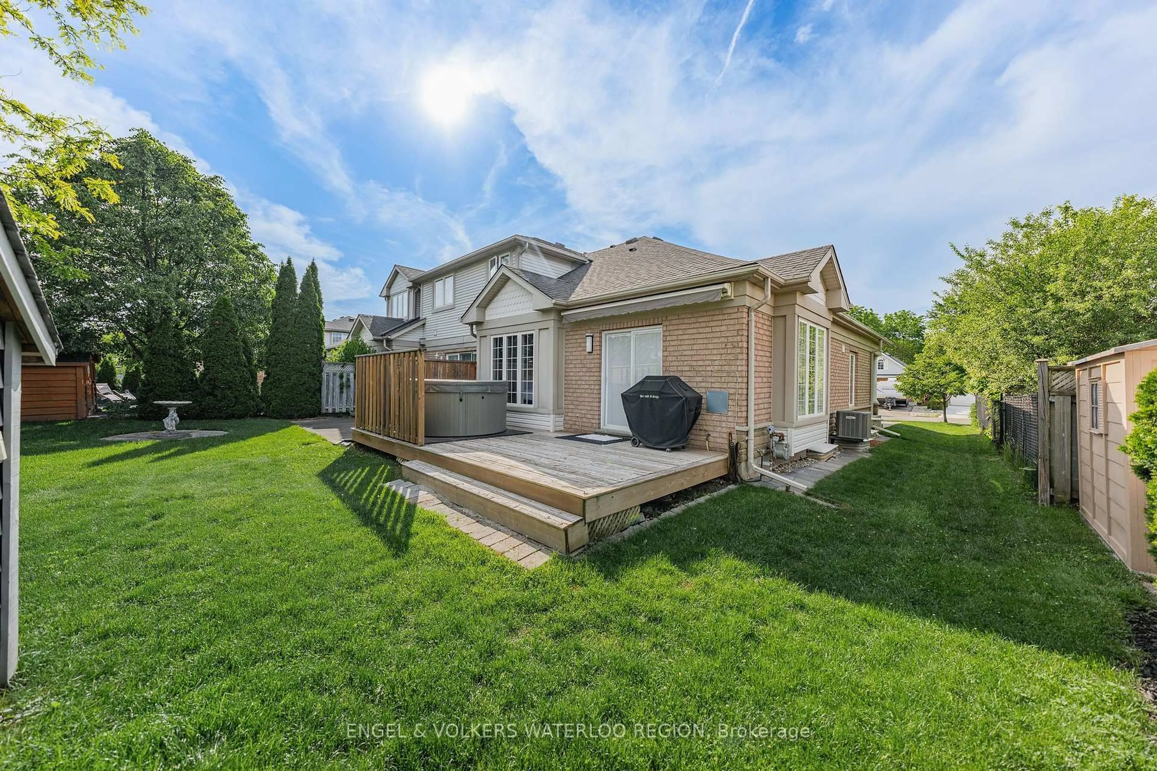 A pic from outside/outdoor area/front of a property/back of a property/a pic from drone, street for 139 Reiber Crt, Waterloo Ontario N2L 6M9