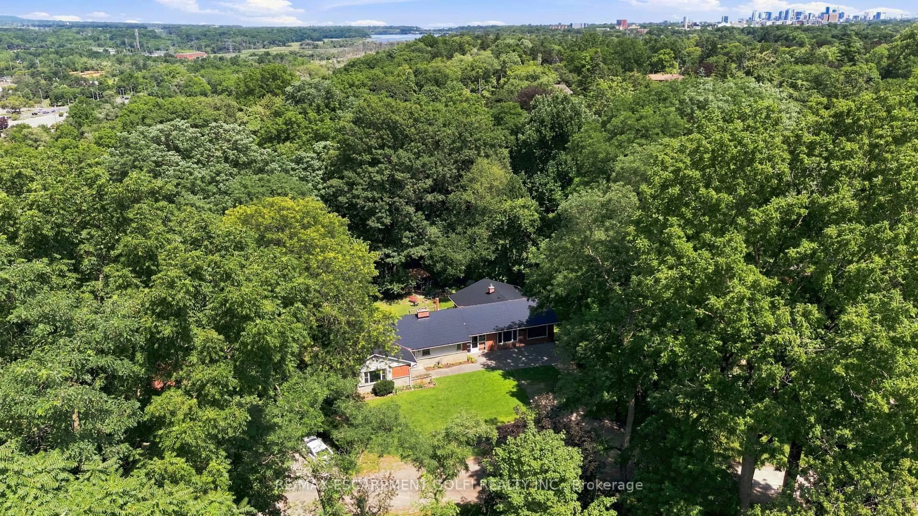 A pic from outside/outdoor area/front of a property/back of a property/a pic from drone, water/lake/river/ocean view for 5 Hatfield Pl, Hamilton Ontario L9H 4J7