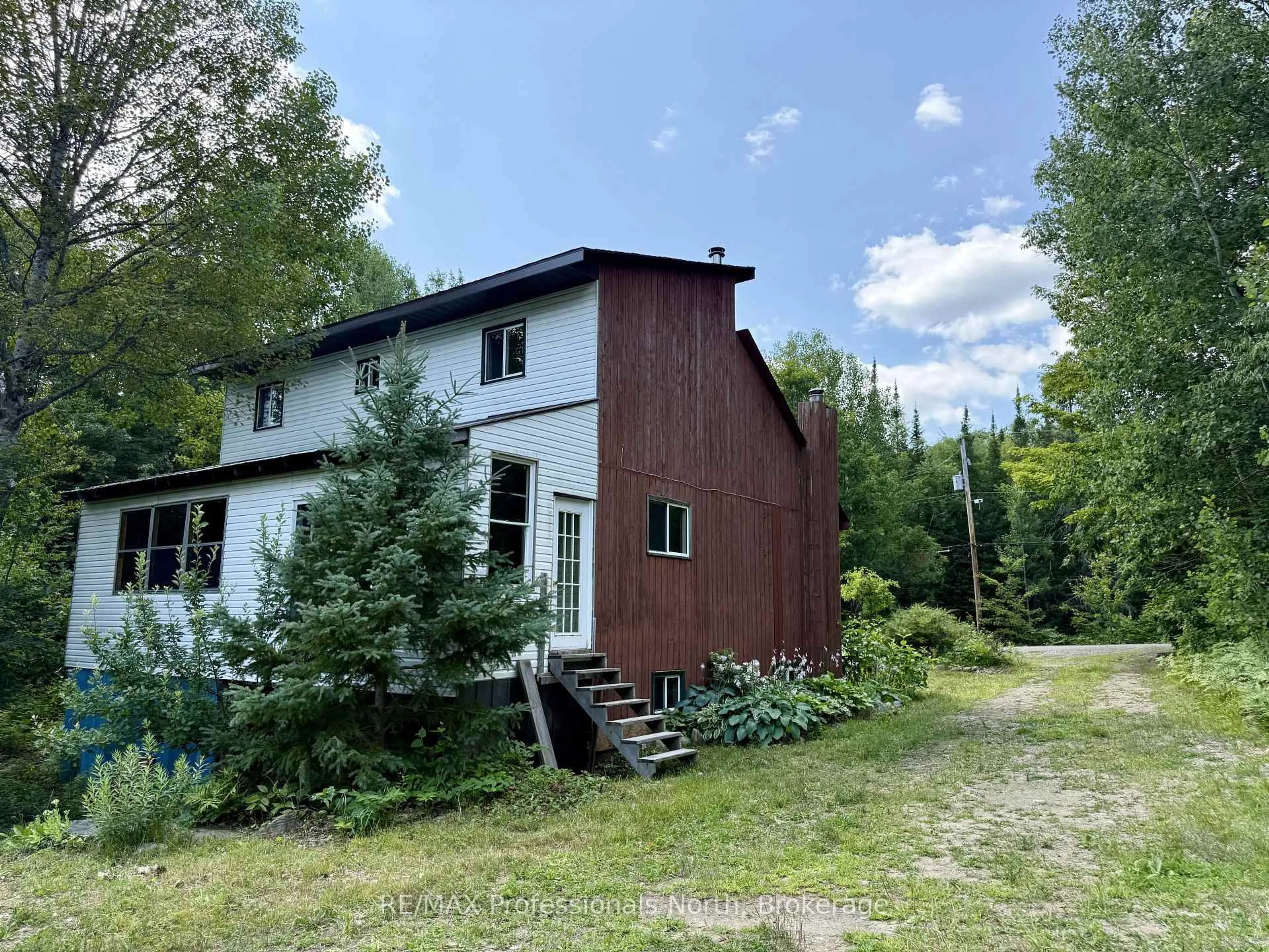 A pic from outside/outdoor area/front of a property/back of a property/a pic from drone, building for 1125 Fairy Falls Rd, Lake of Bays Ontario P0B 1A0
