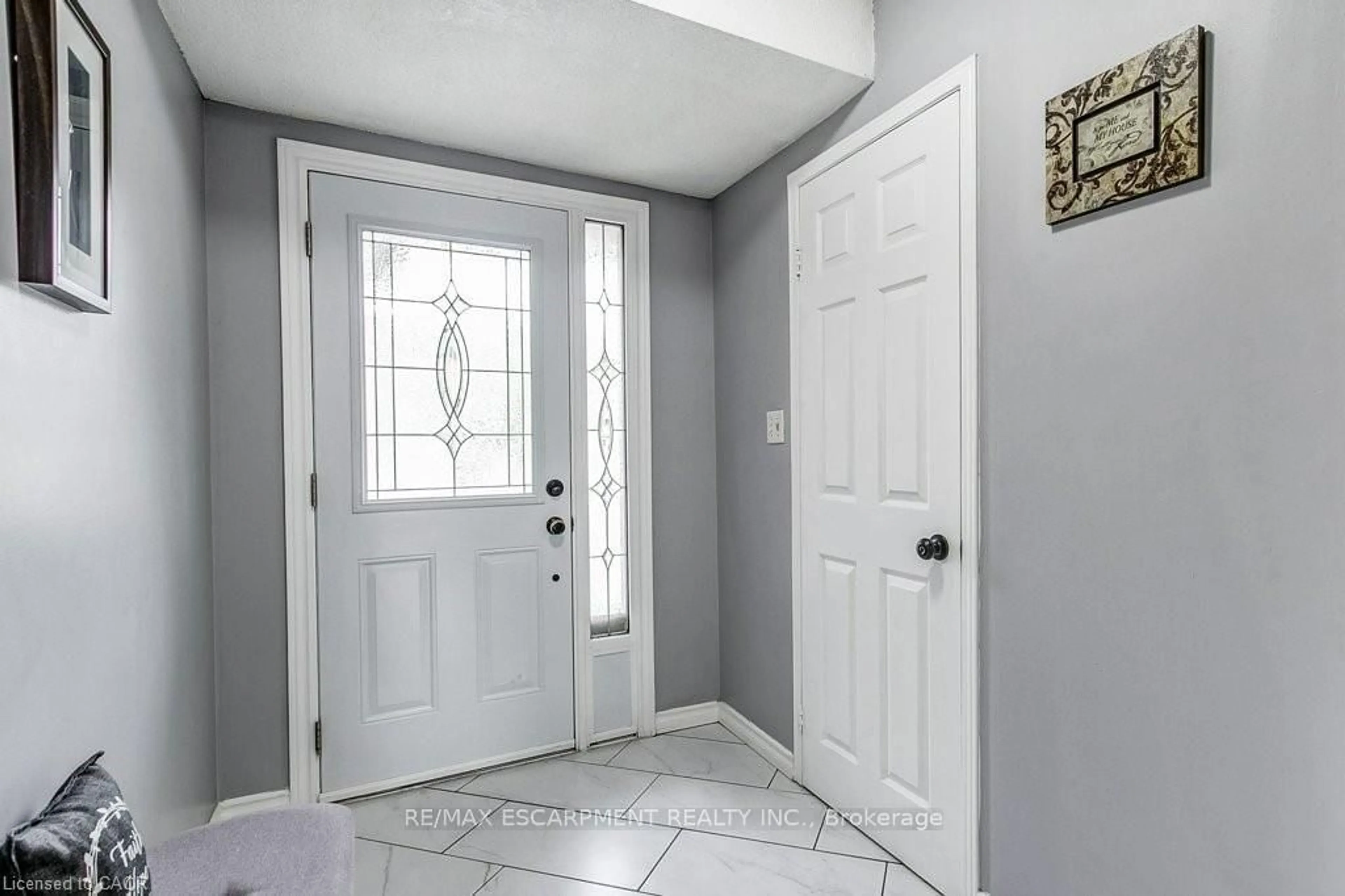 Indoor entryway for 391 STONE CHURCH Rd #22, Hamilton Ontario L9B 2H2