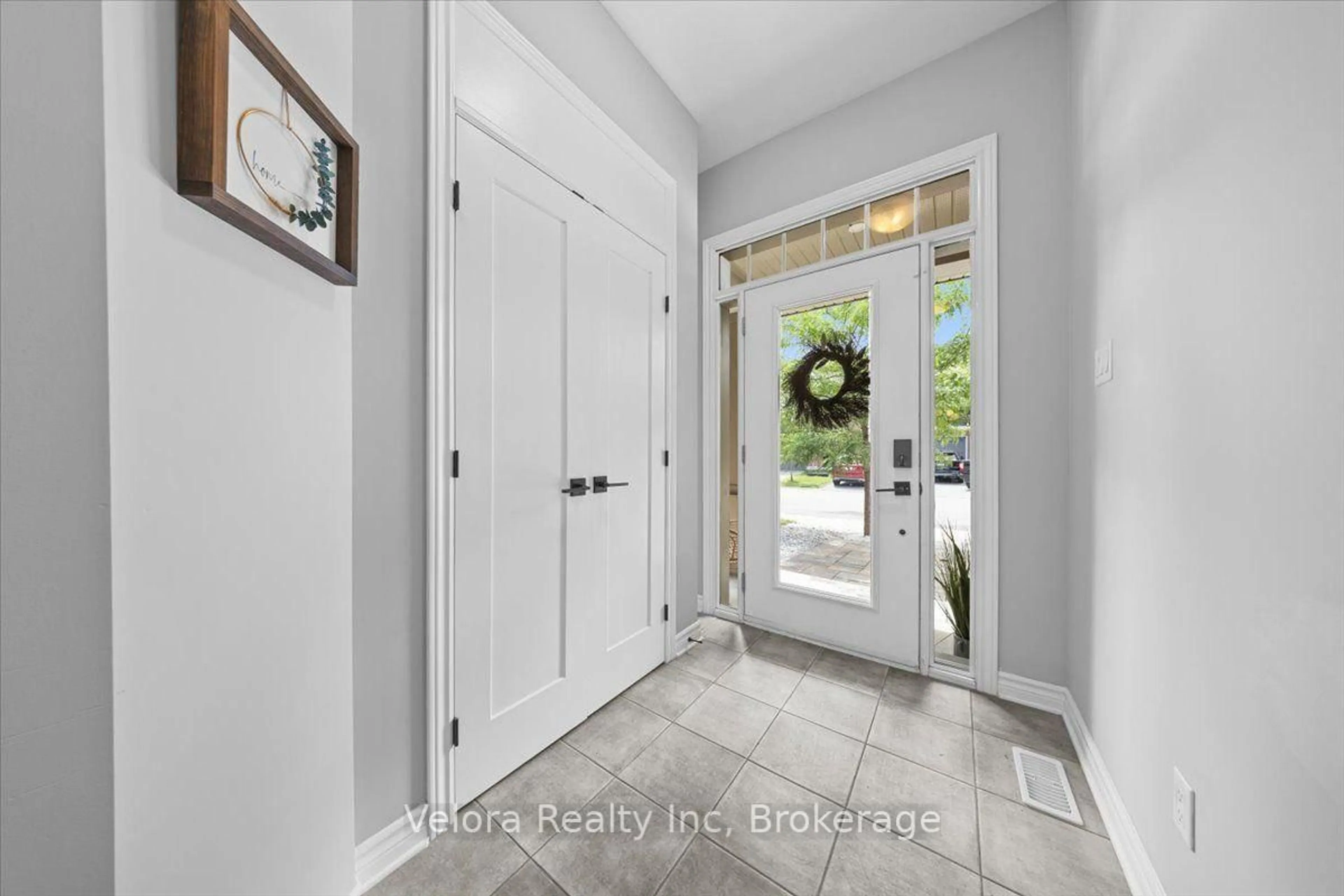 Indoor entryway for 424 Warmstone Dr, Stittsville Ontario K2S 0W2