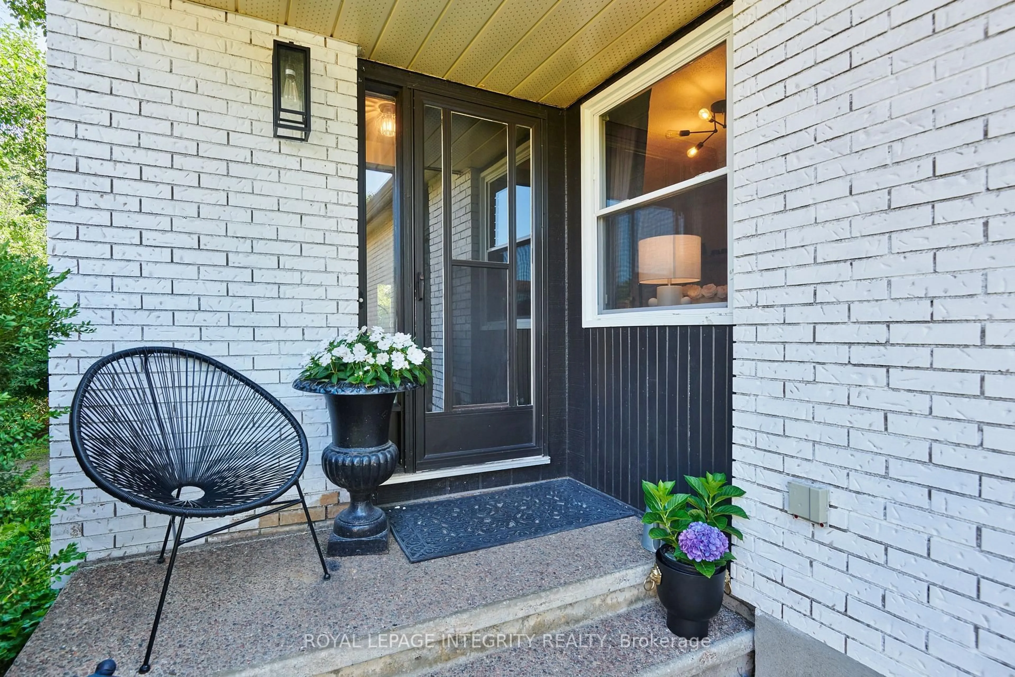 Indoor entryway for 209 SHERWAY Dr, Barrhaven Ontario K2J 2B3