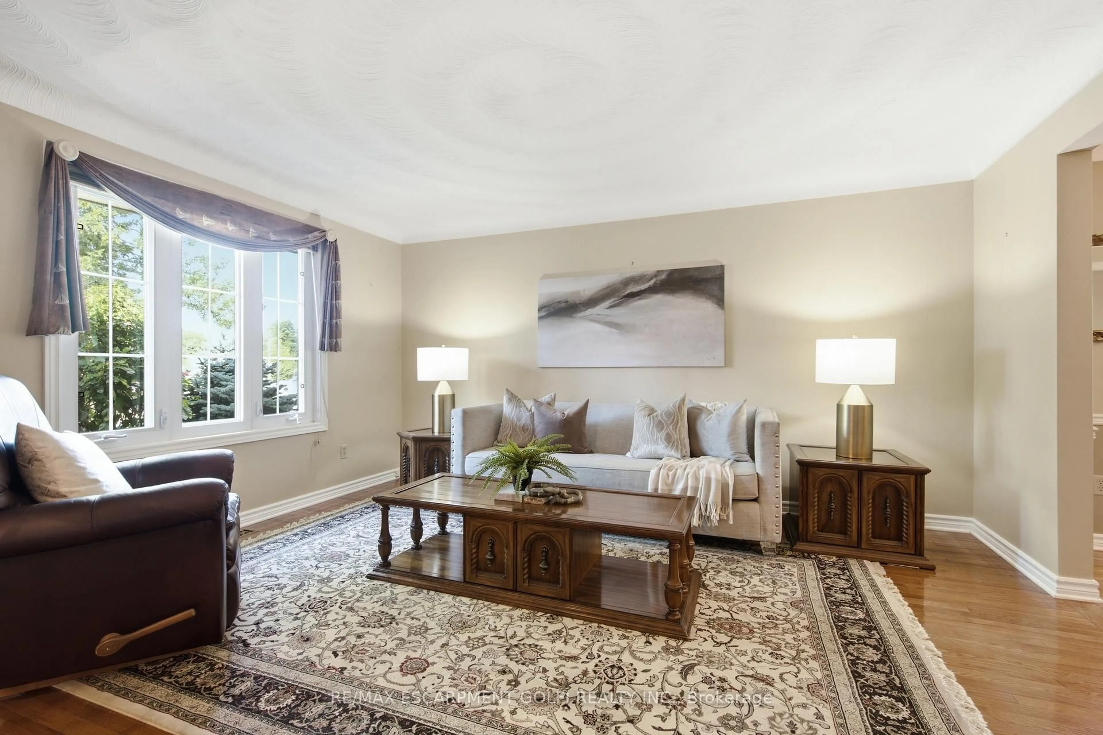 Living room with furniture, carpet floor for 177 Northwood Dr, Welland Ontario L3C 6V8