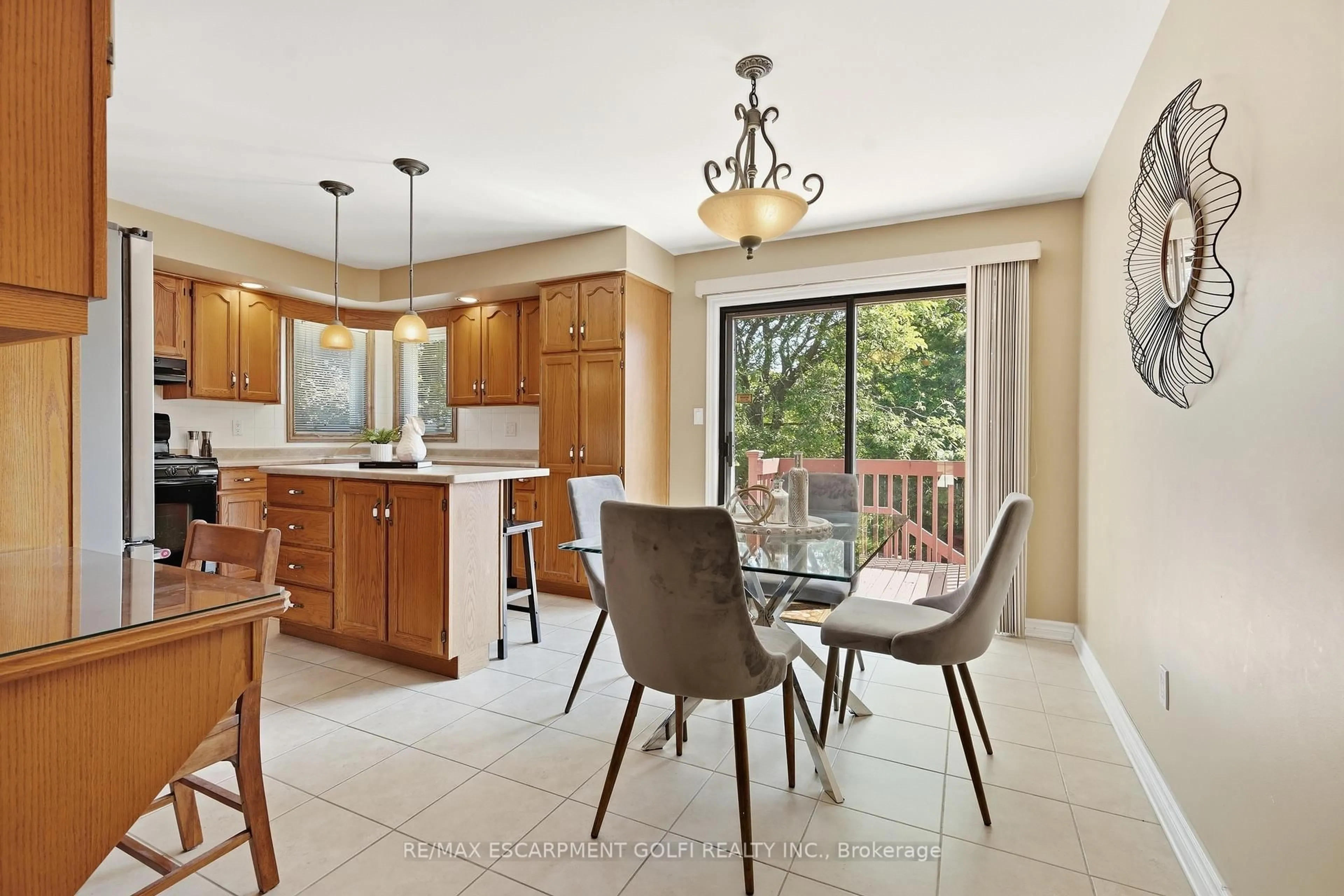Open concept kitchen, ceramic/tile floor for 177 Northwood Dr, Welland Ontario L3C 6V8