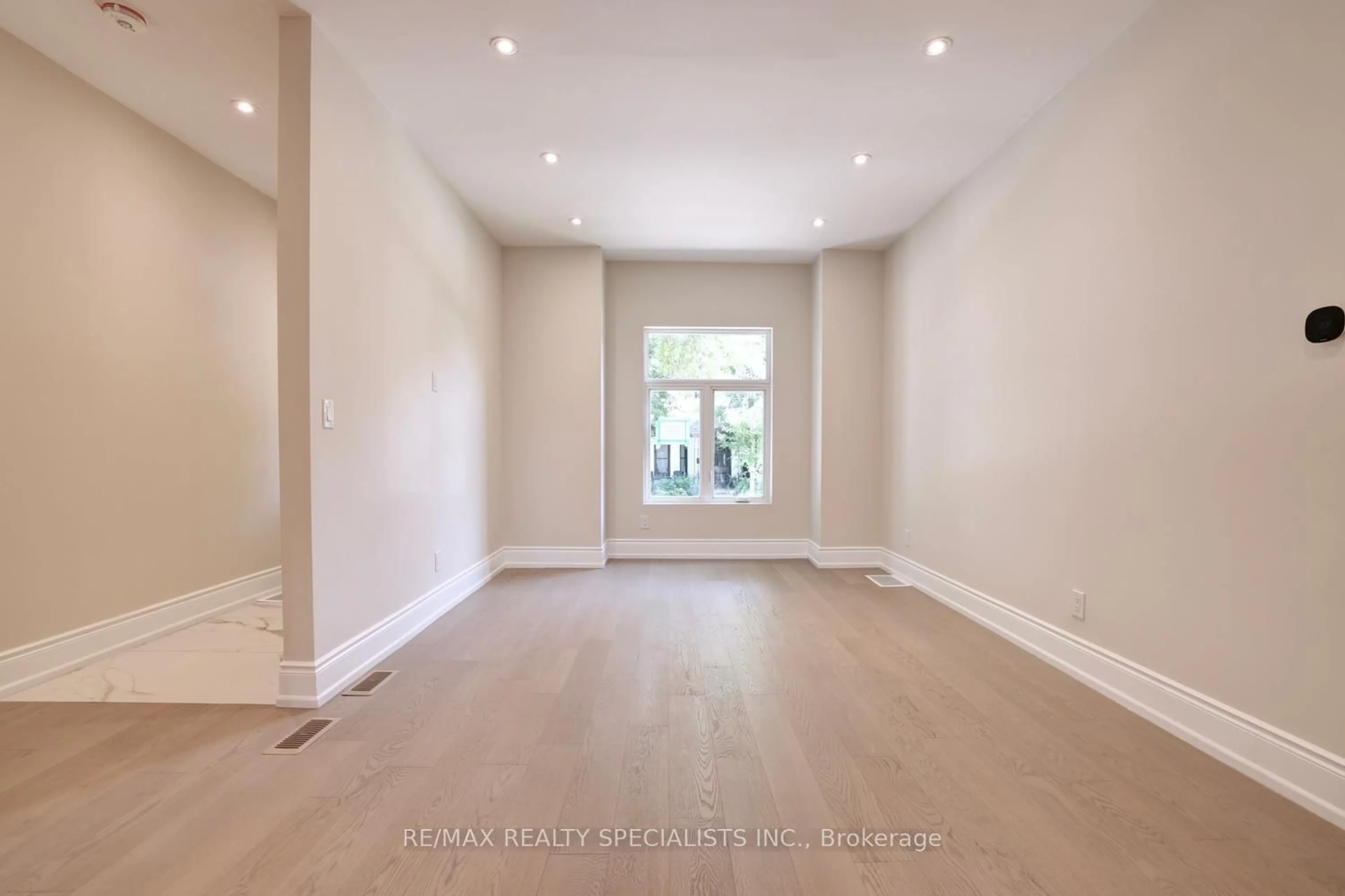 A pic of a room for 40 Century St, Hamilton Ontario L8L 1V8