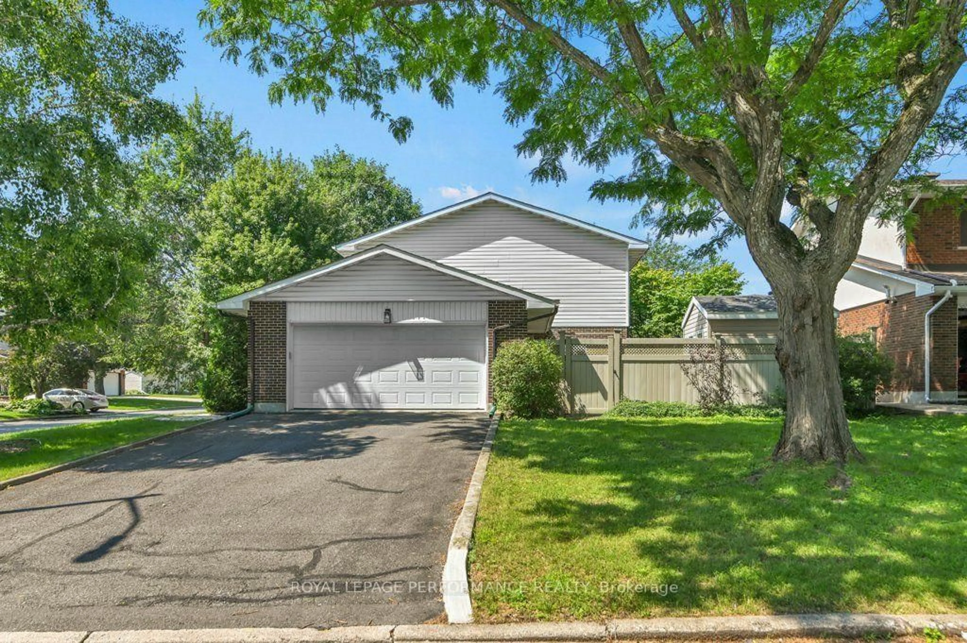 Unknown for 2401 Wyndale Cres, Ottawa Ontario K1H 7A5