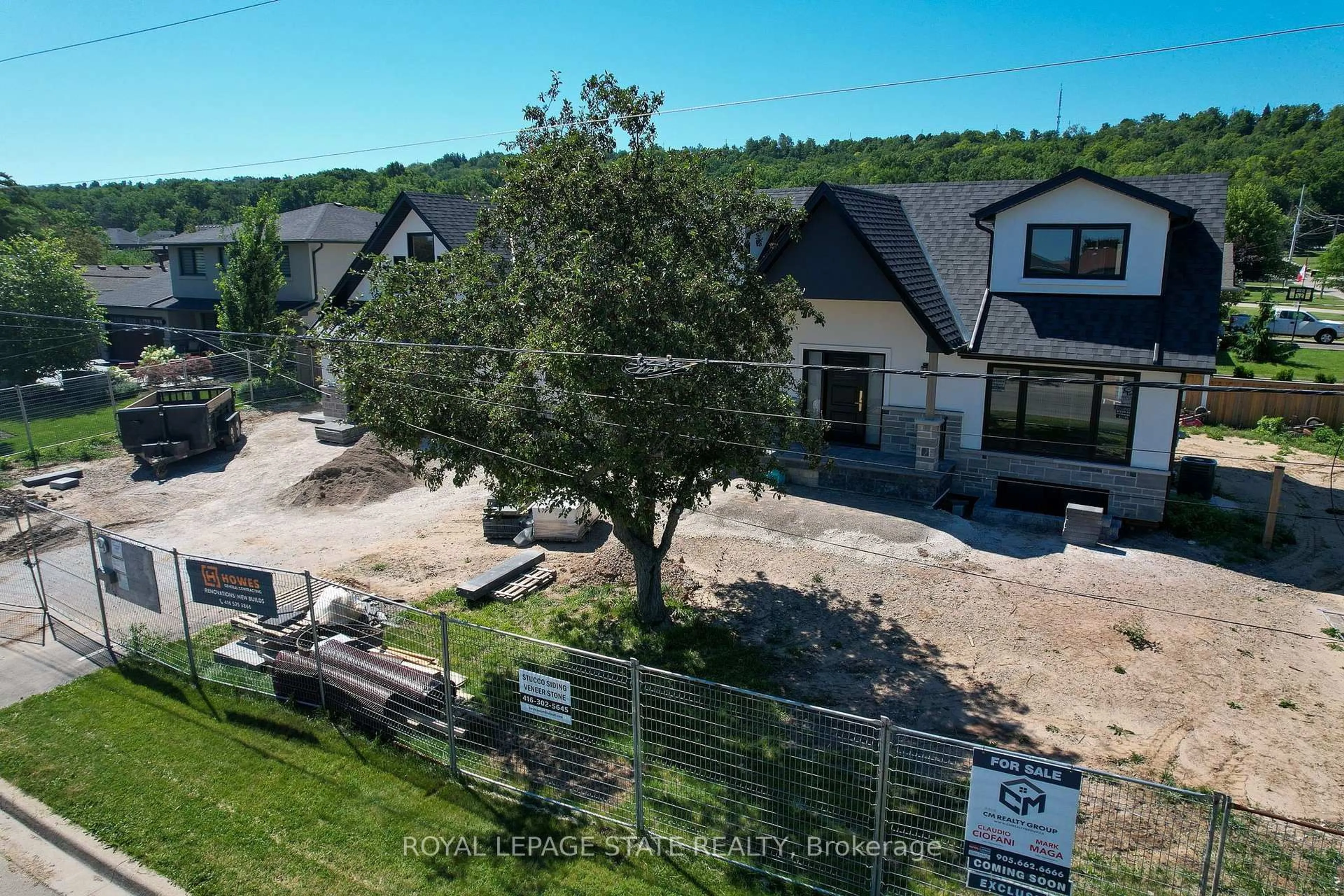 A pic from outside/outdoor area/front of a property/back of a property/a pic from drone, mountain view for 24 Royce Ave, Hamilton Ontario L8G 3B5