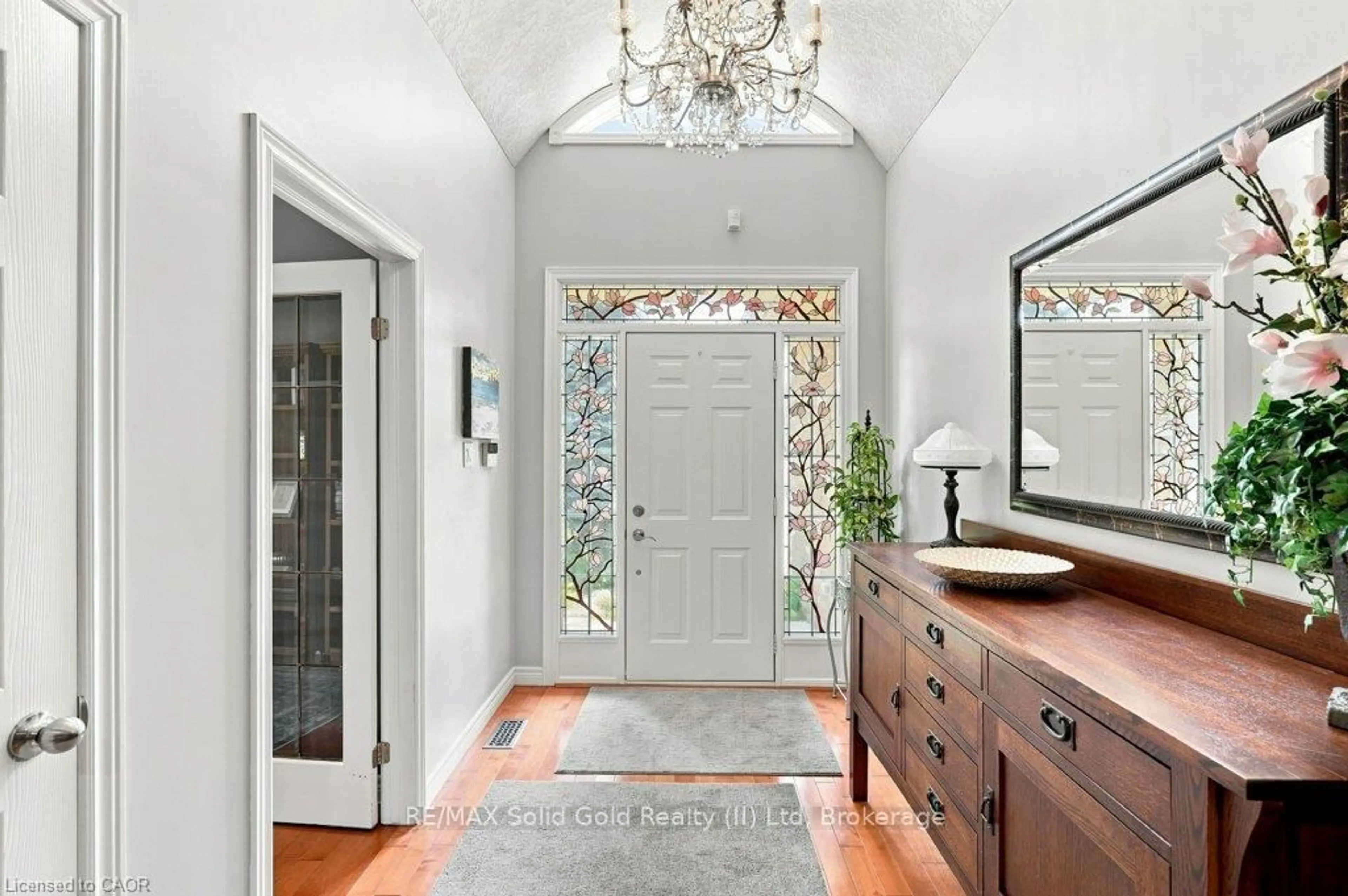 Indoor entryway for 515 Birchleaf Walk, Waterloo Ontario N2T 2W5