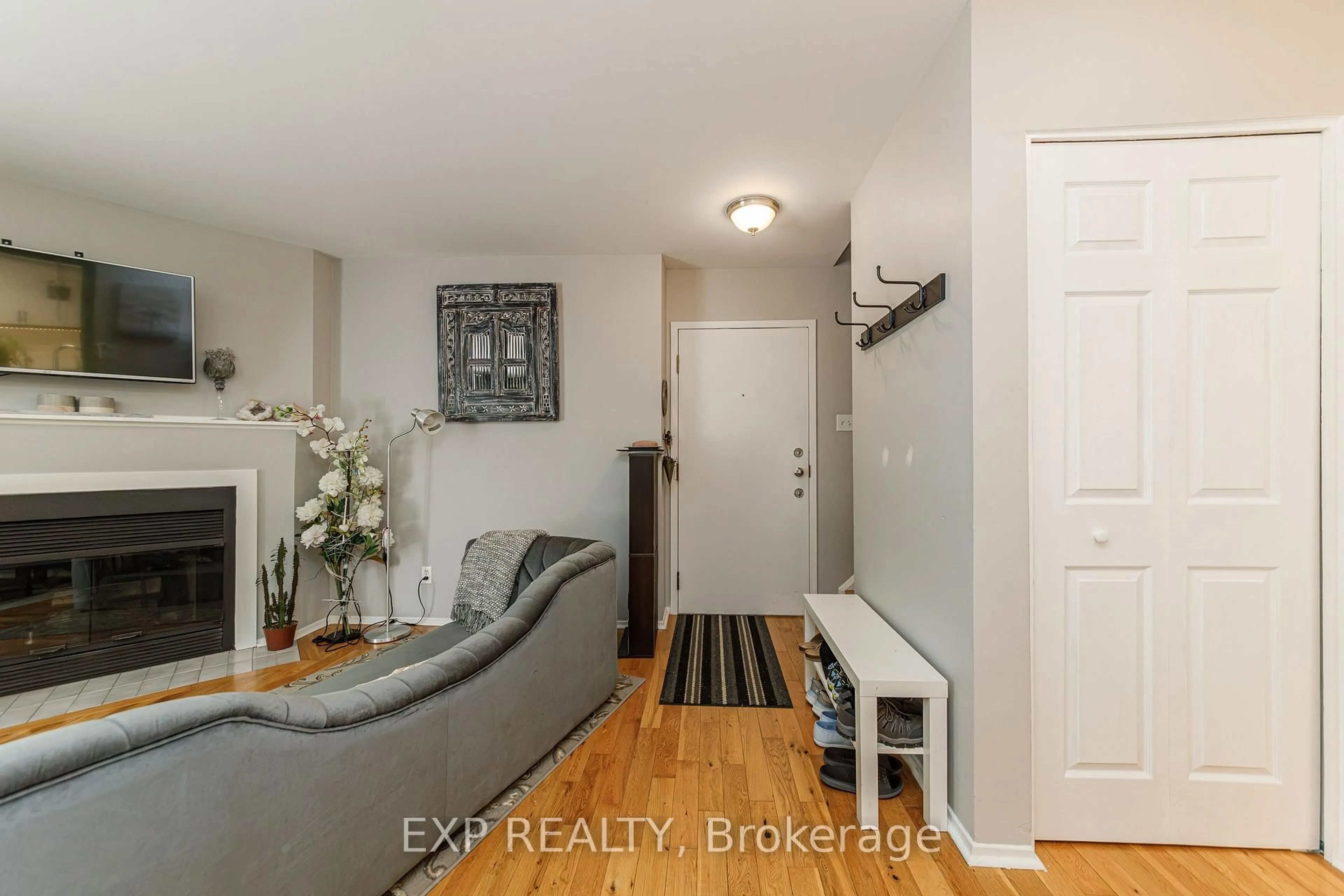 Indoor entryway for 1589 St. Bernard St #505, Ottawa Ontario K1T 3H9