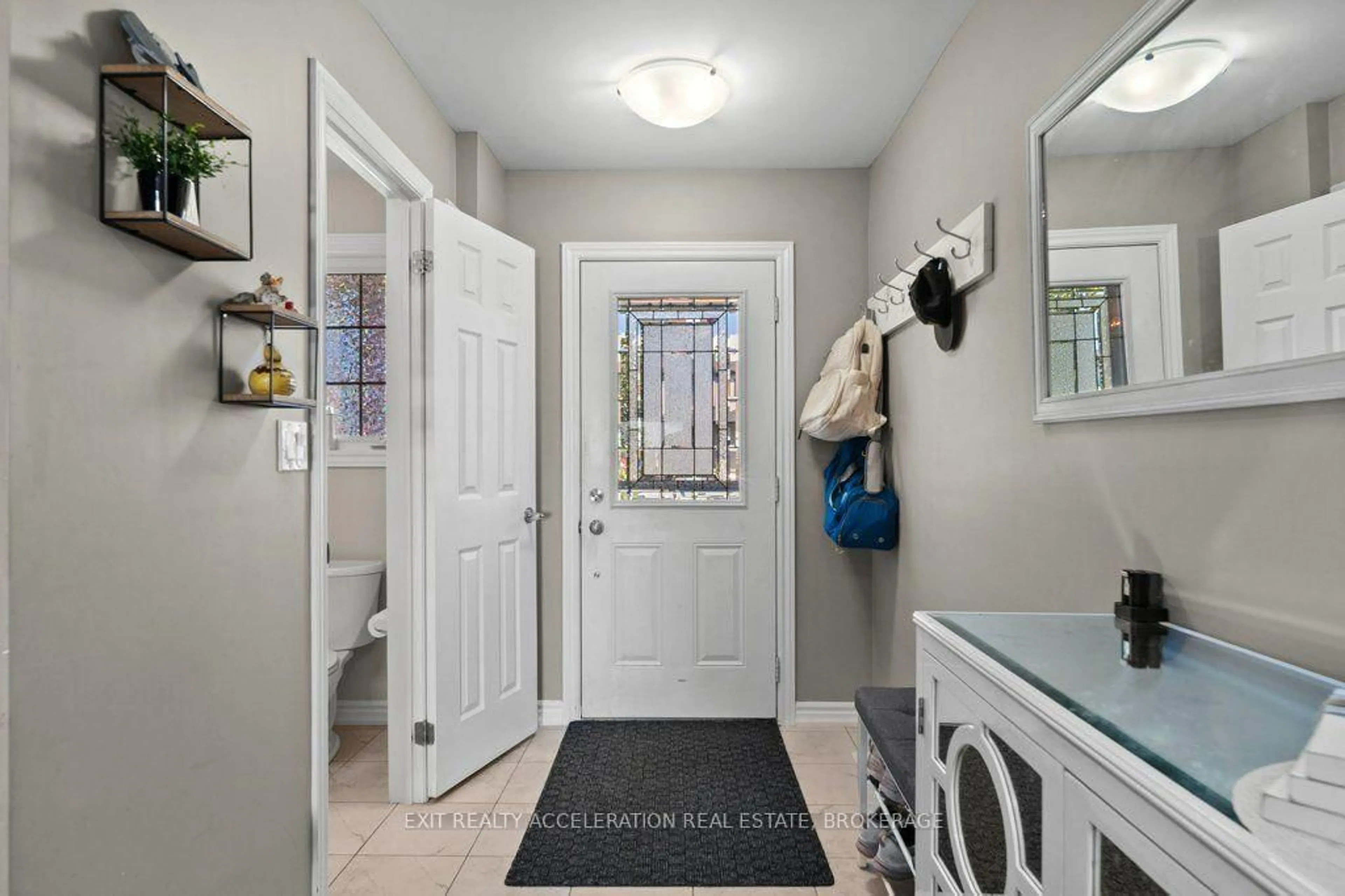 Indoor entryway for 114 Kanvers Way, Napanee Ontario K7R 3K8