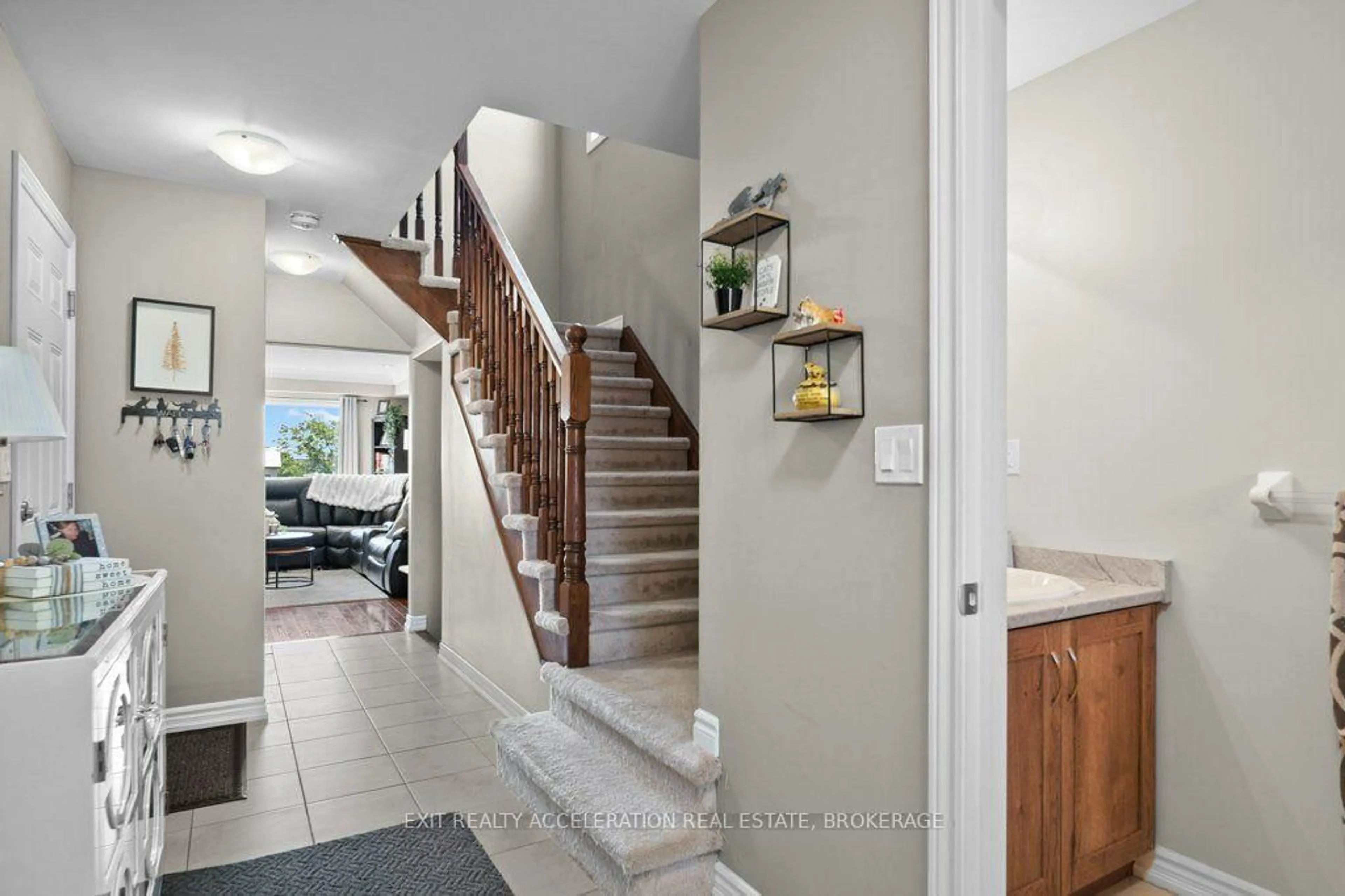 Indoor entryway for 114 Kanvers Way, Napanee Ontario K7R 3K8