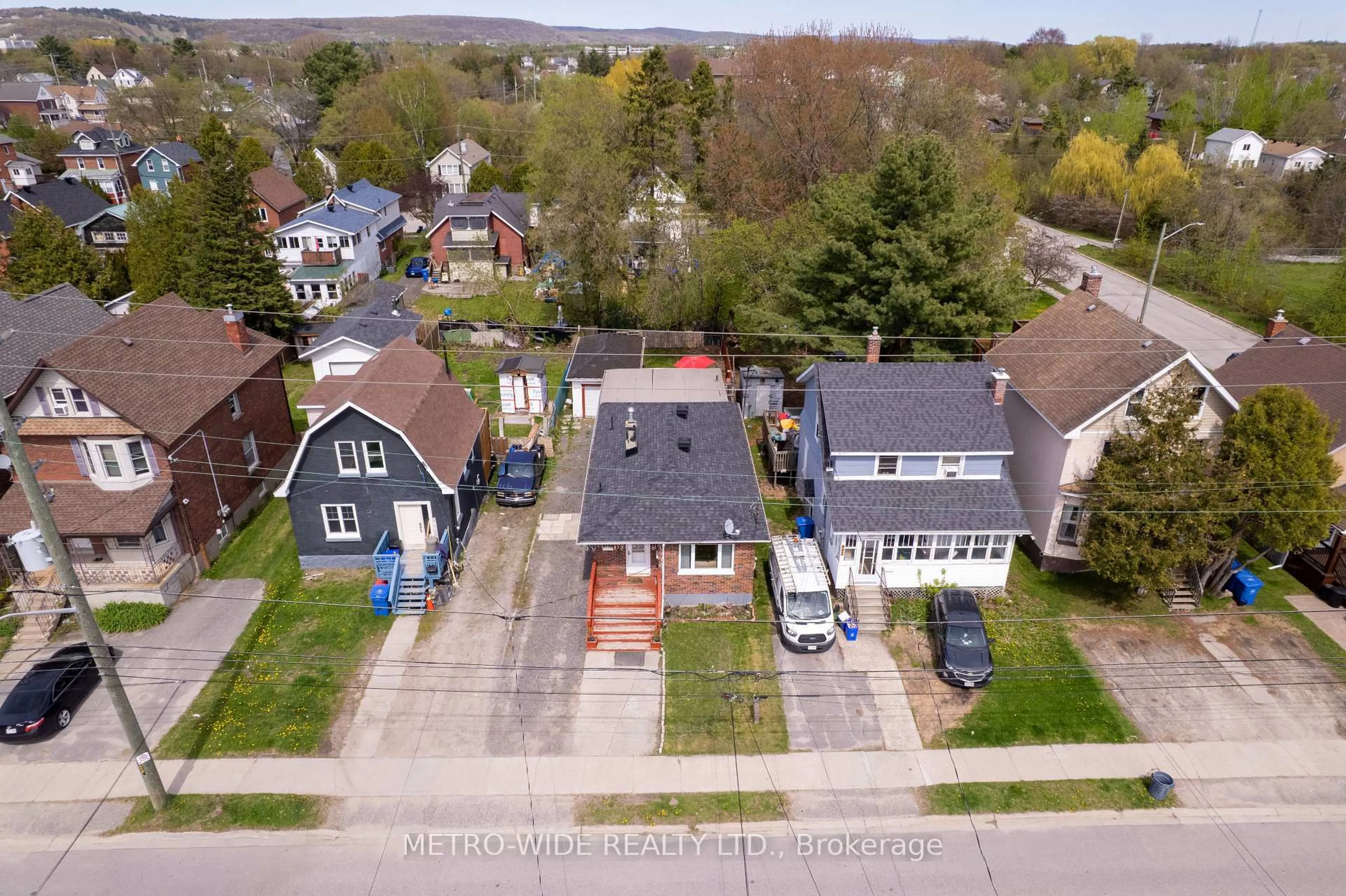 A pic from outside/outdoor area/front of a property/back of a property/a pic from drone, street for 476 FIRST Ave, North Bay Ontario P1B 1K3
