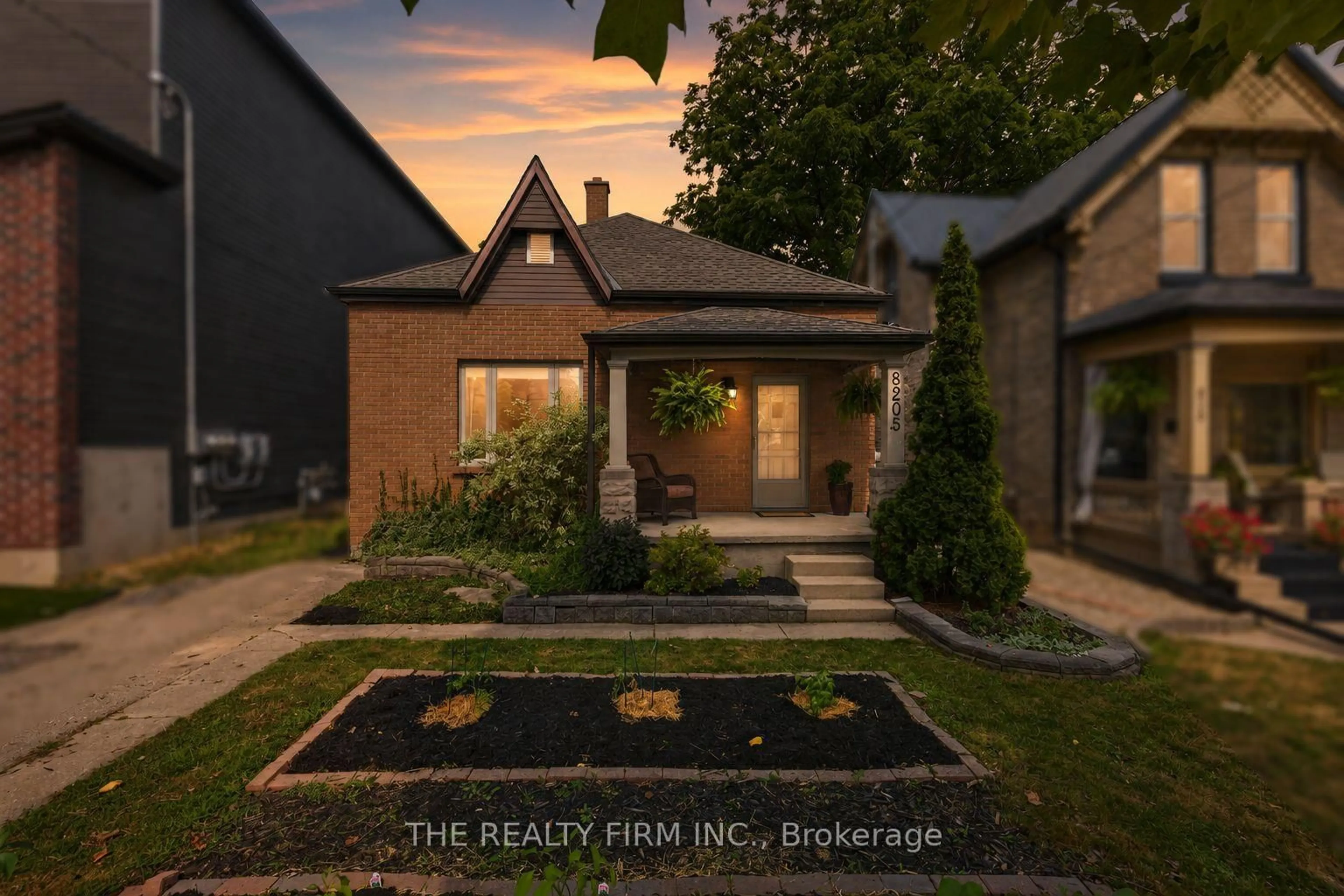 A pic from outside/outdoor area/front of a property/back of a property/a pic from drone, street for 820.5 Maitland St, London East Ontario N5Y 2W5