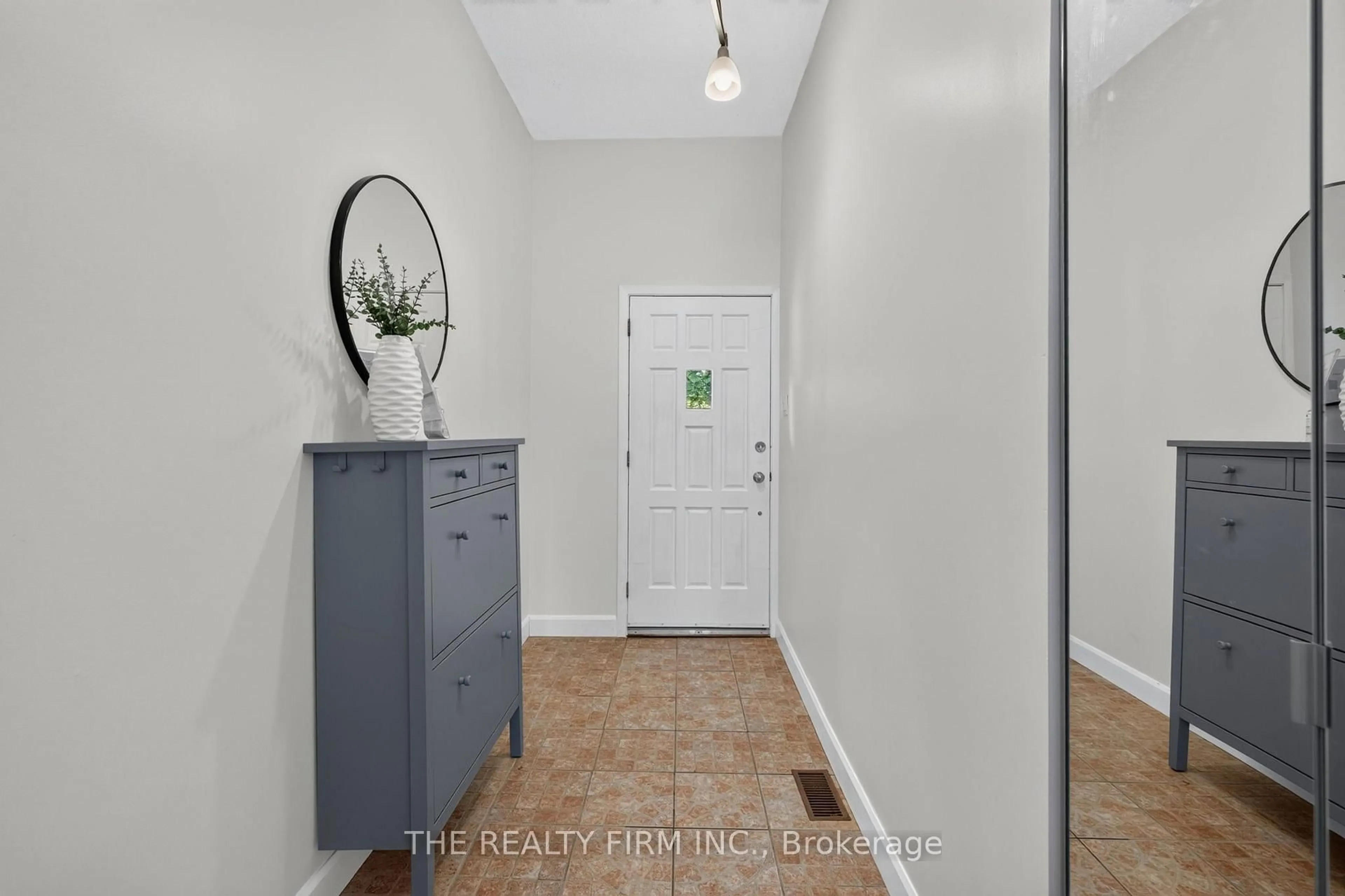 Indoor entryway for 820.5 Maitland St, London East Ontario N5Y 2W5