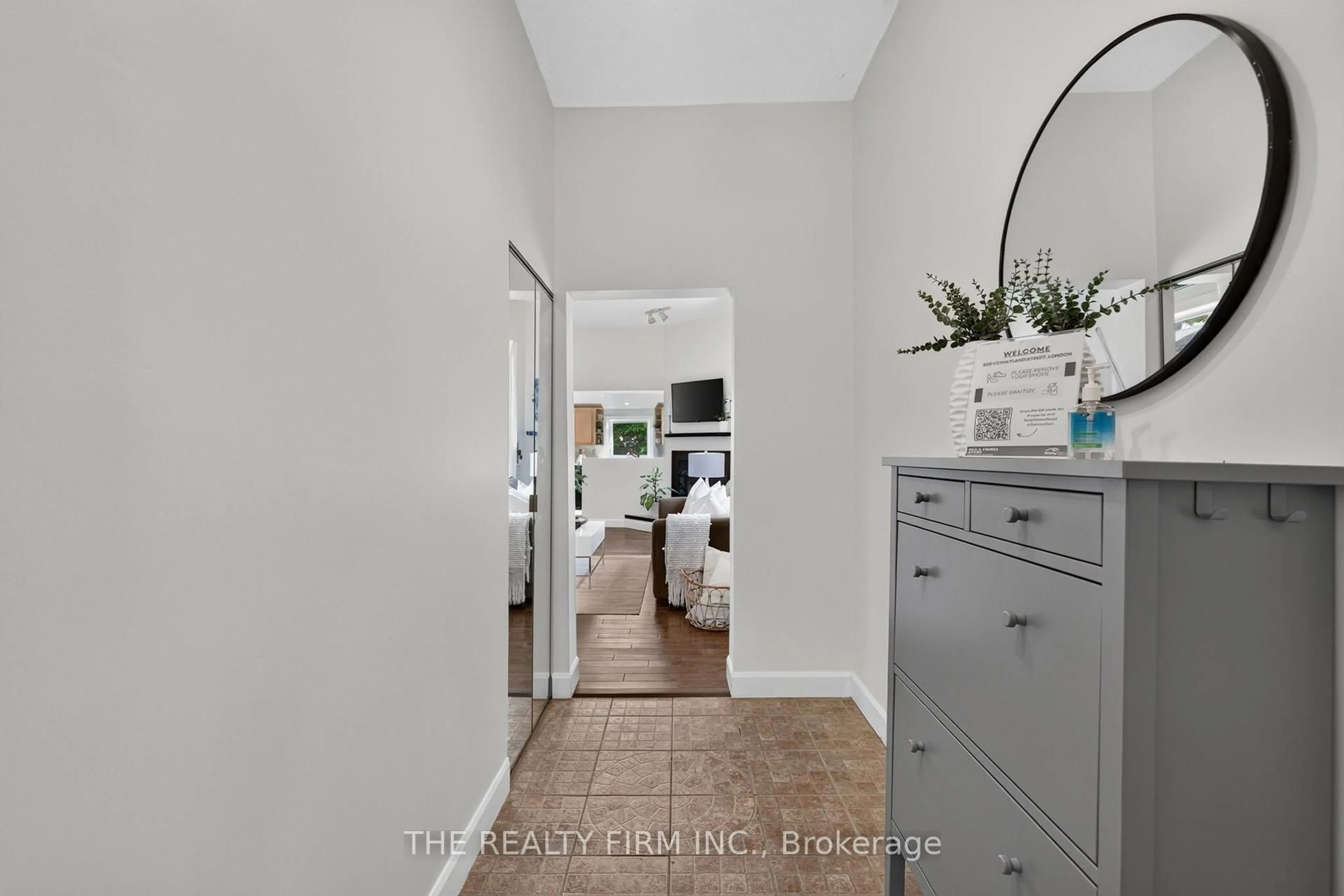 Indoor entryway for 820.5 Maitland St, London East Ontario N5Y 2W5