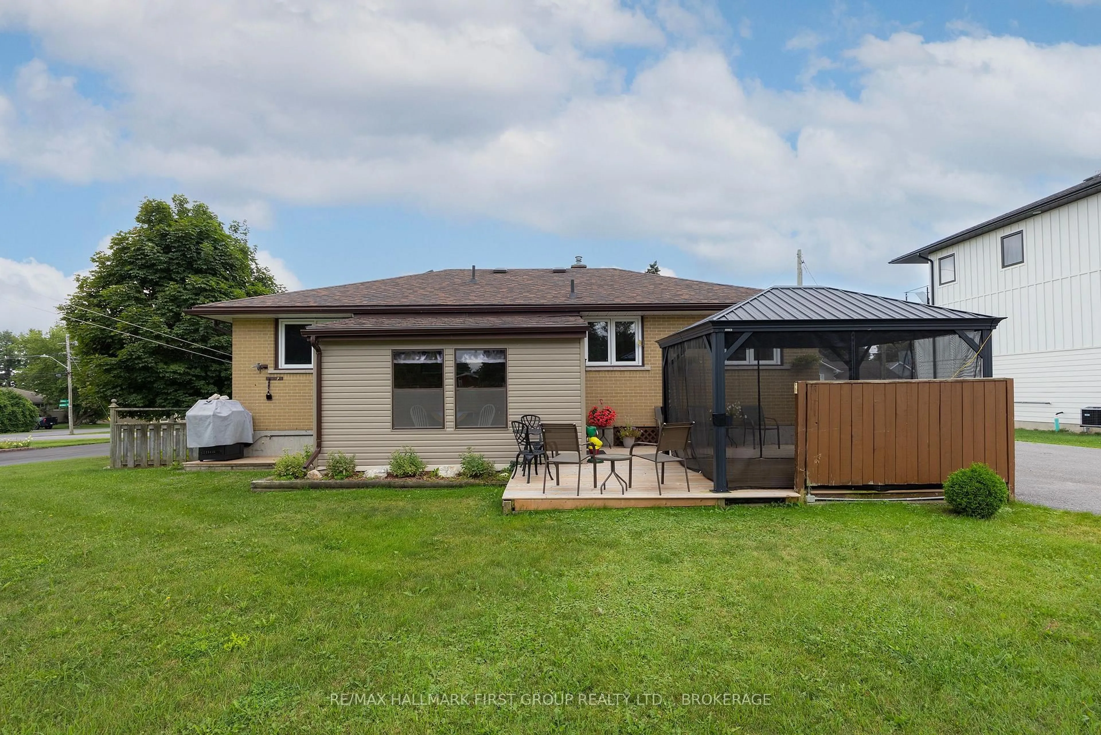 A pic from outside/outdoor area/front of a property/back of a property/a pic from drone, unknown for 1440 Sproule St, Kingston Ontario K7P 2V3