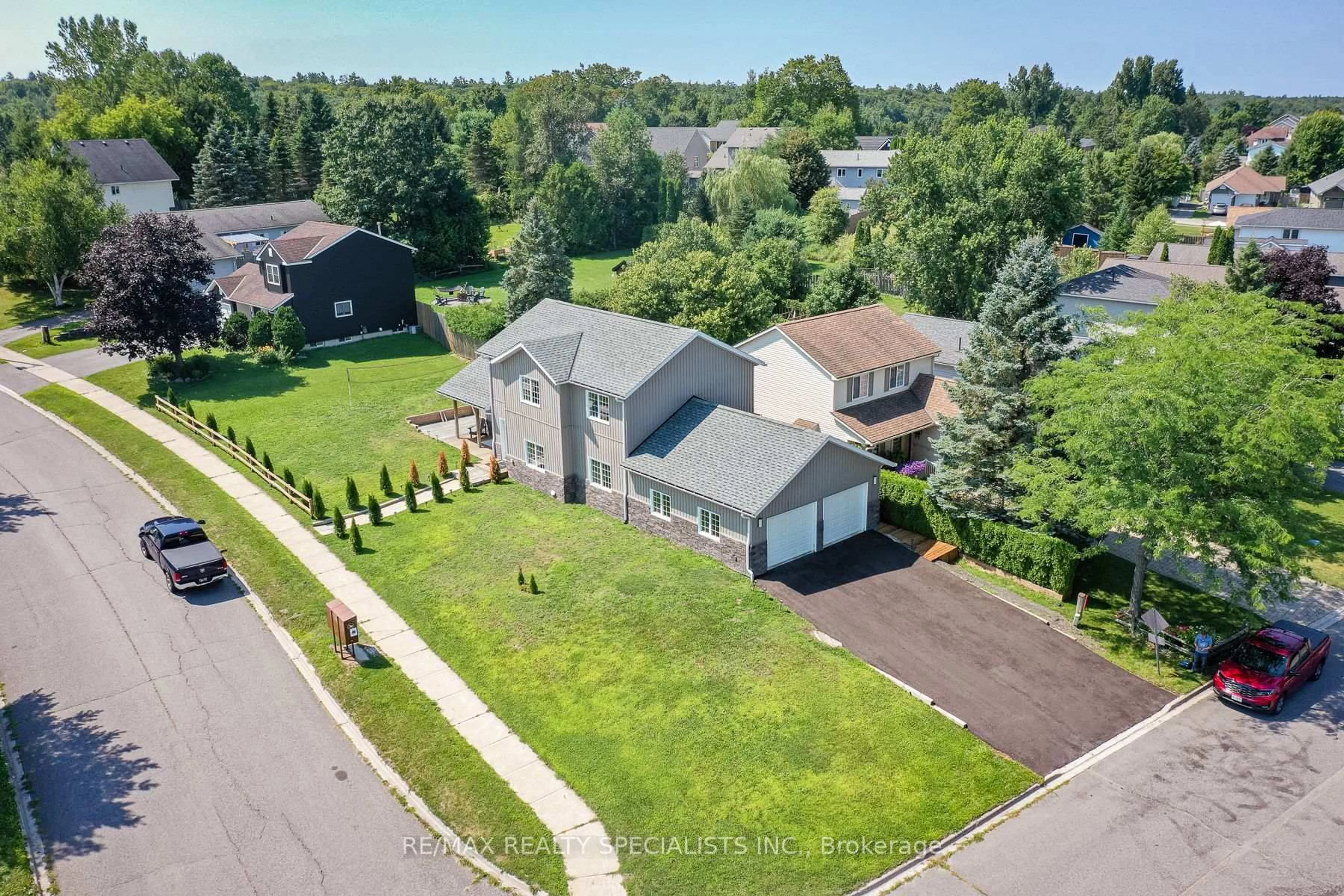 A pic from outside/outdoor area/front of a property/back of a property/a pic from drone, street for 15 Lankin Ave, Bracebridge Ontario P1L 1Y4