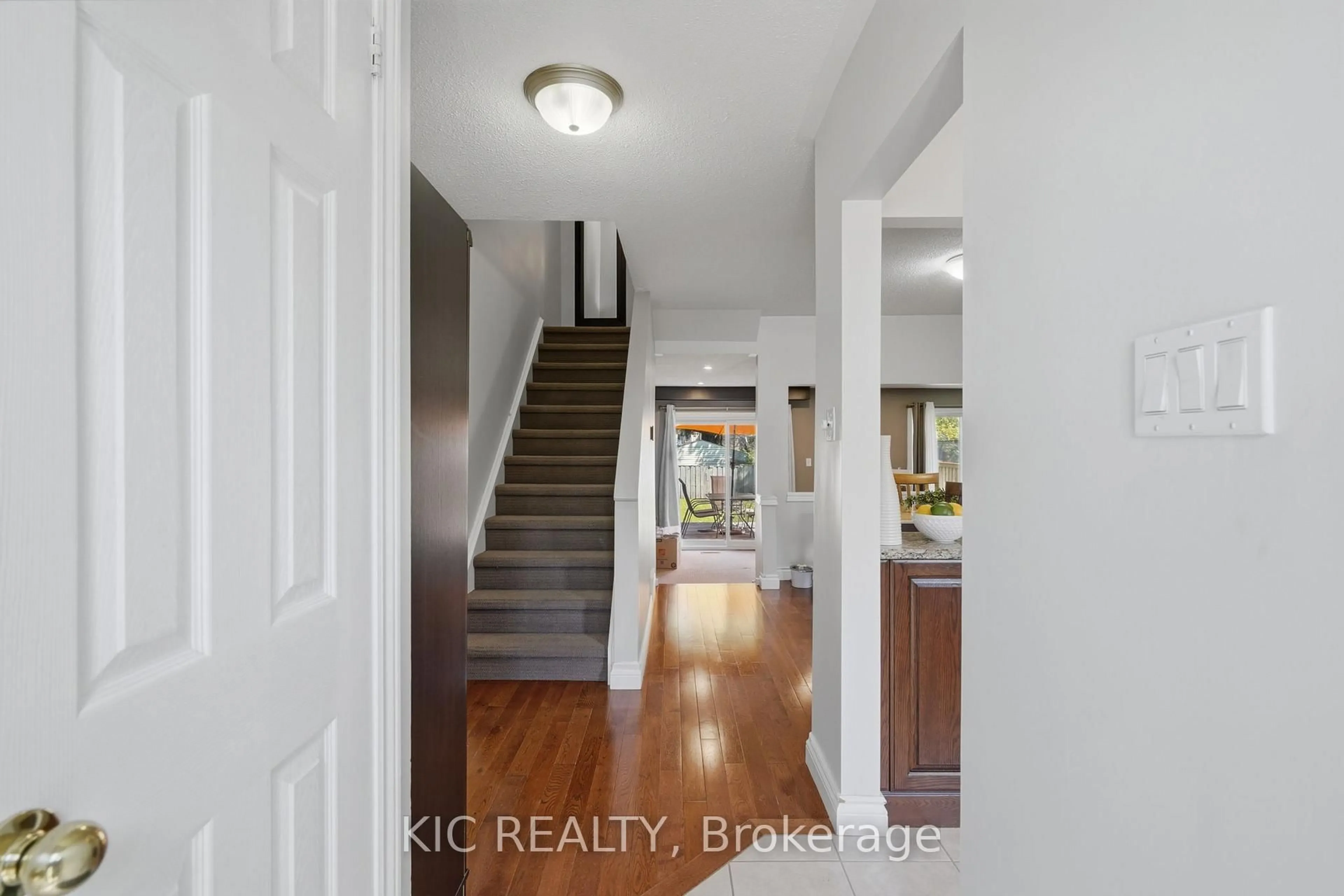 Indoor entryway for 320 Centre St, Shelburne Ontario L9V 2Y6