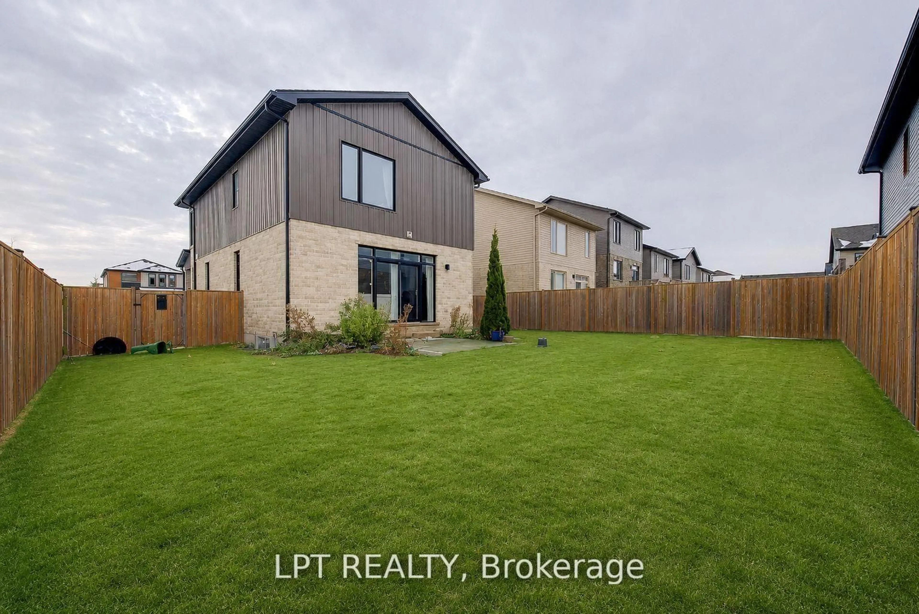 A pic from outside/outdoor area/front of a property/back of a property/a pic from drone, unknown for 795 Freeport St, London North Ontario N6G 0R5