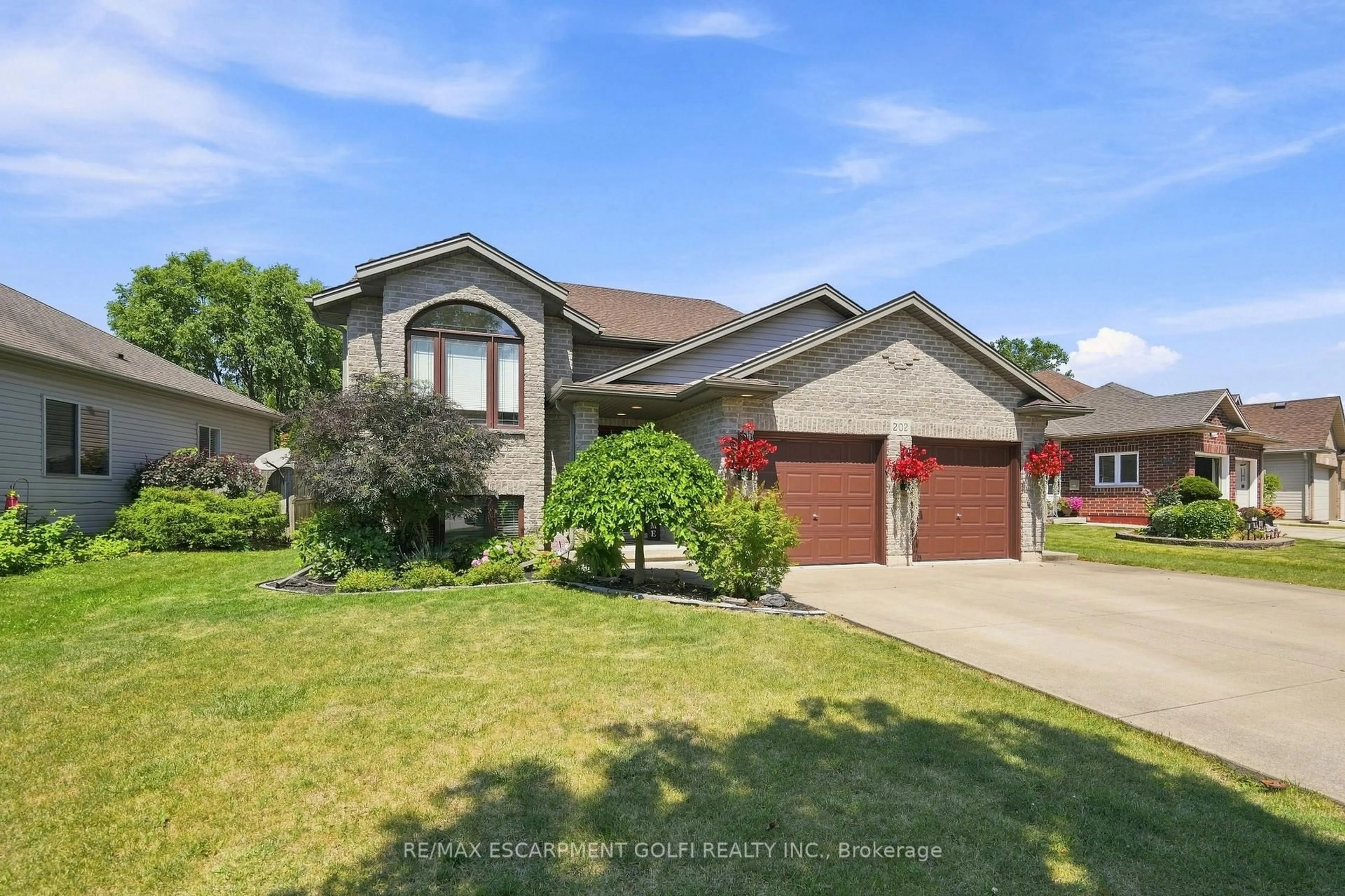Home with vinyl exterior material, street for 202 WELLBROOK Blvd, Welland Ontario L3C 7M9