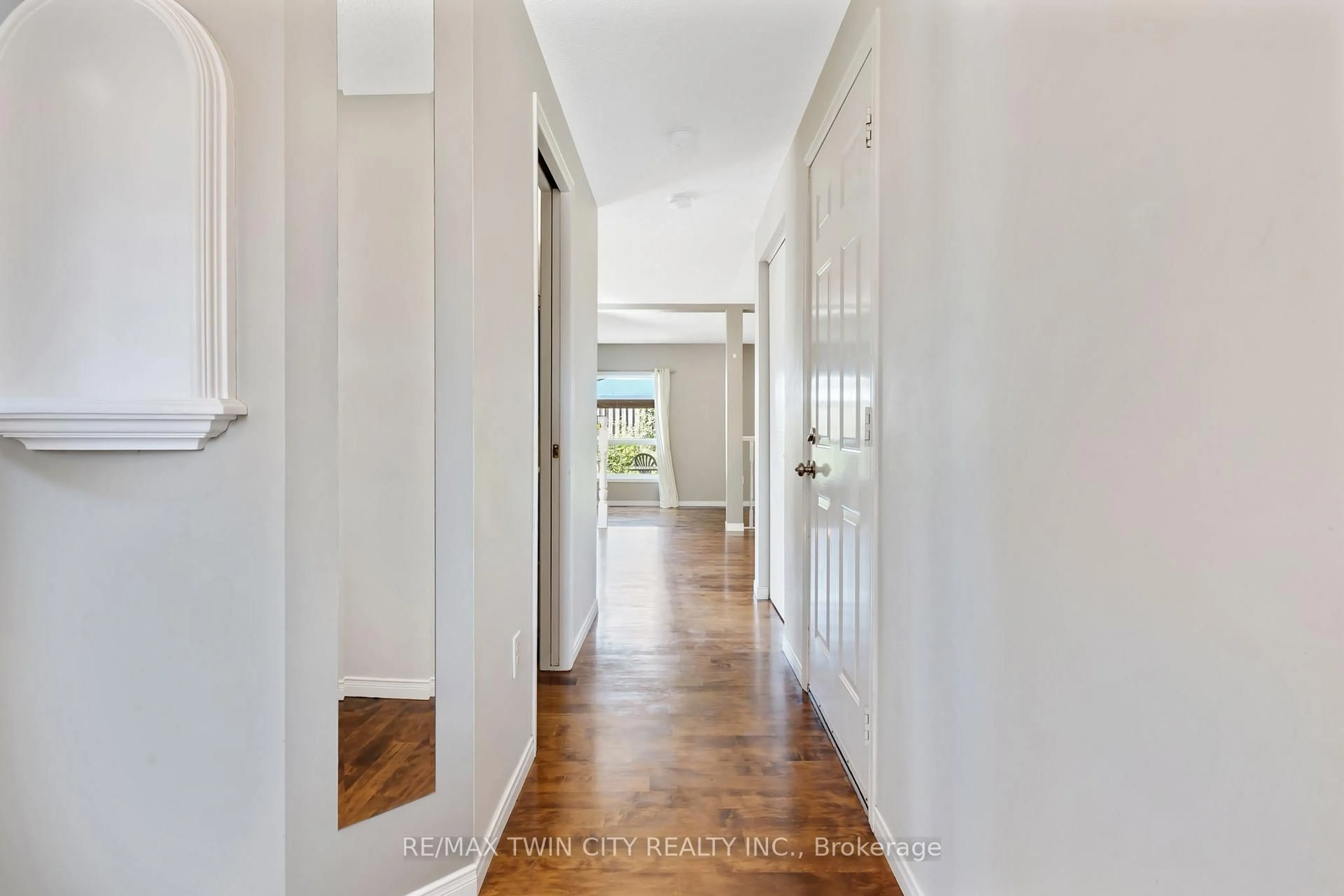 Indoor entryway for 129 KOVAC Rd, Cambridge Ontario N1R 8K4