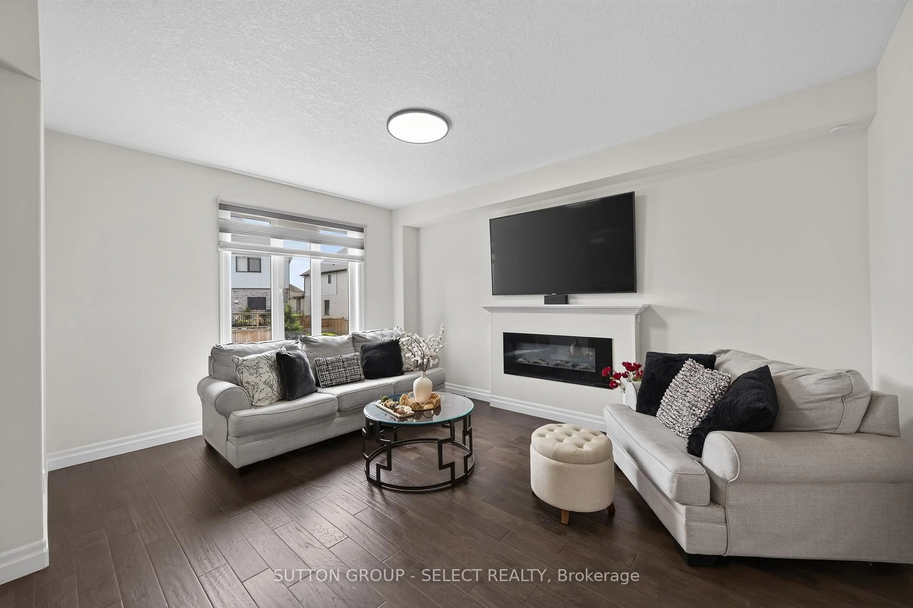 Living room with furniture, unknown for 801 Superior Dr, London North Ontario N5X 0M1