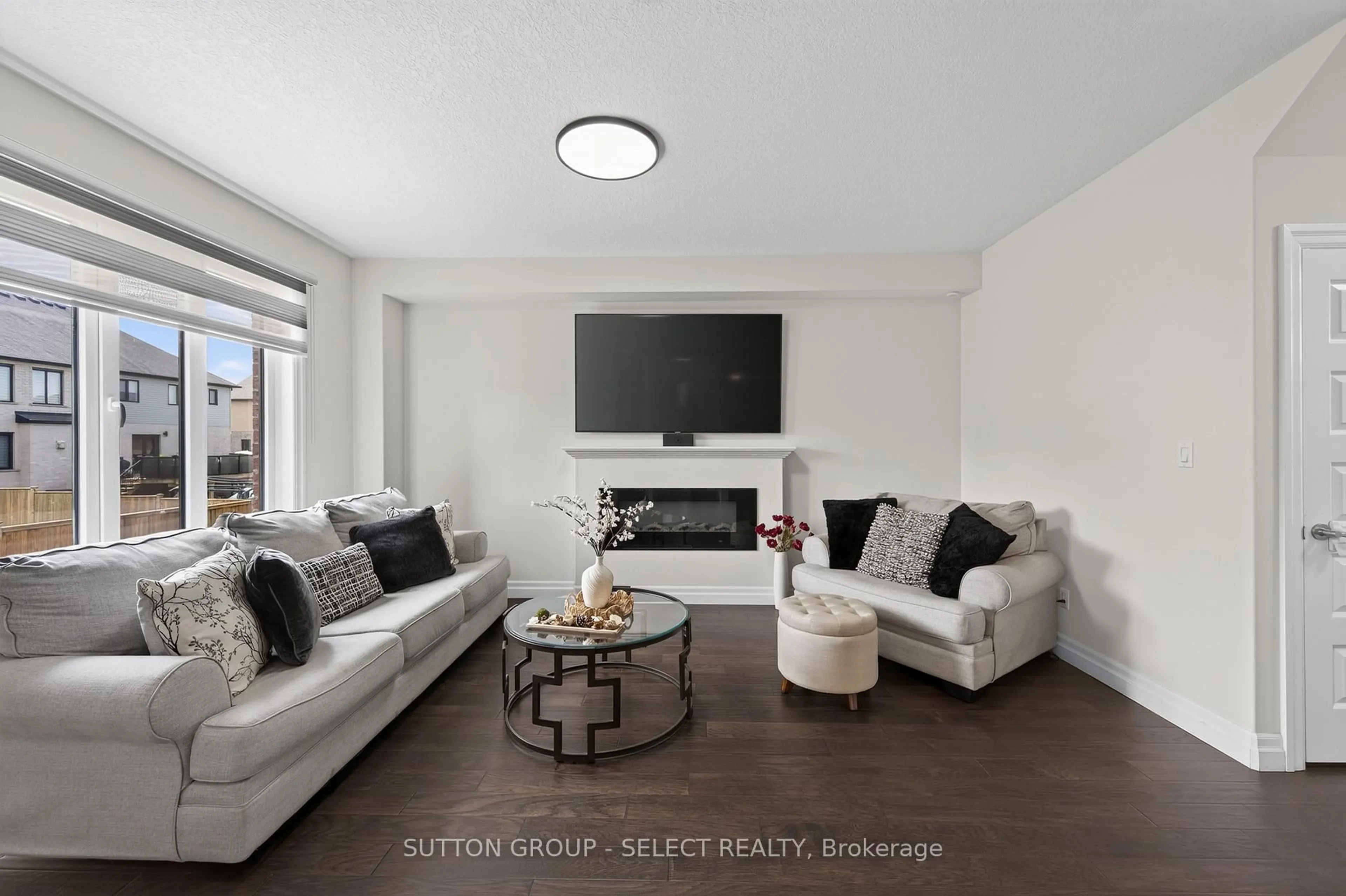 Living room with furniture, unknown for 801 Superior Dr, London North Ontario N5X 0M1