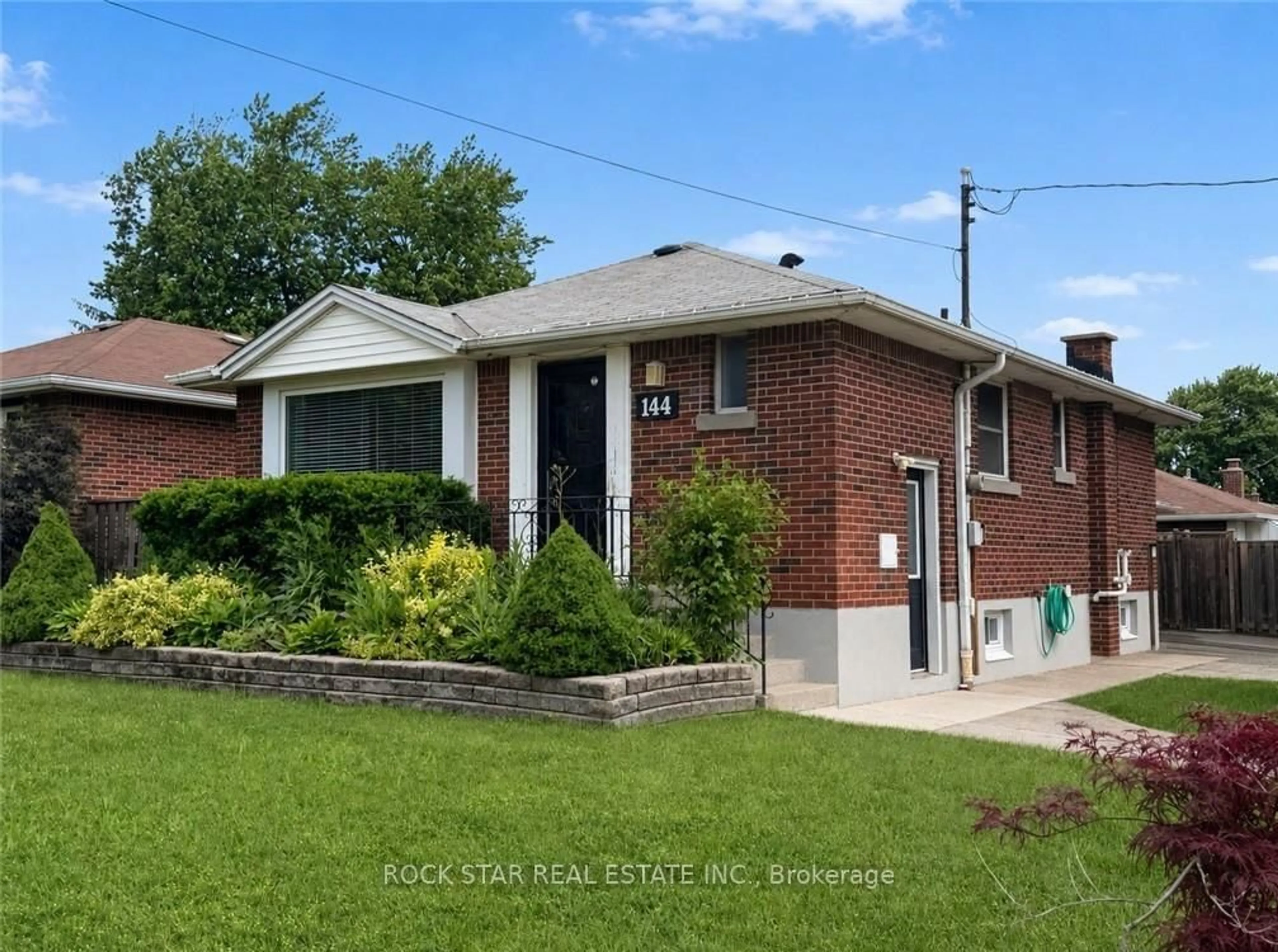 Home with brick exterior material, street for 144 Winchester Blvd, Hamilton Ontario L8T 2N2