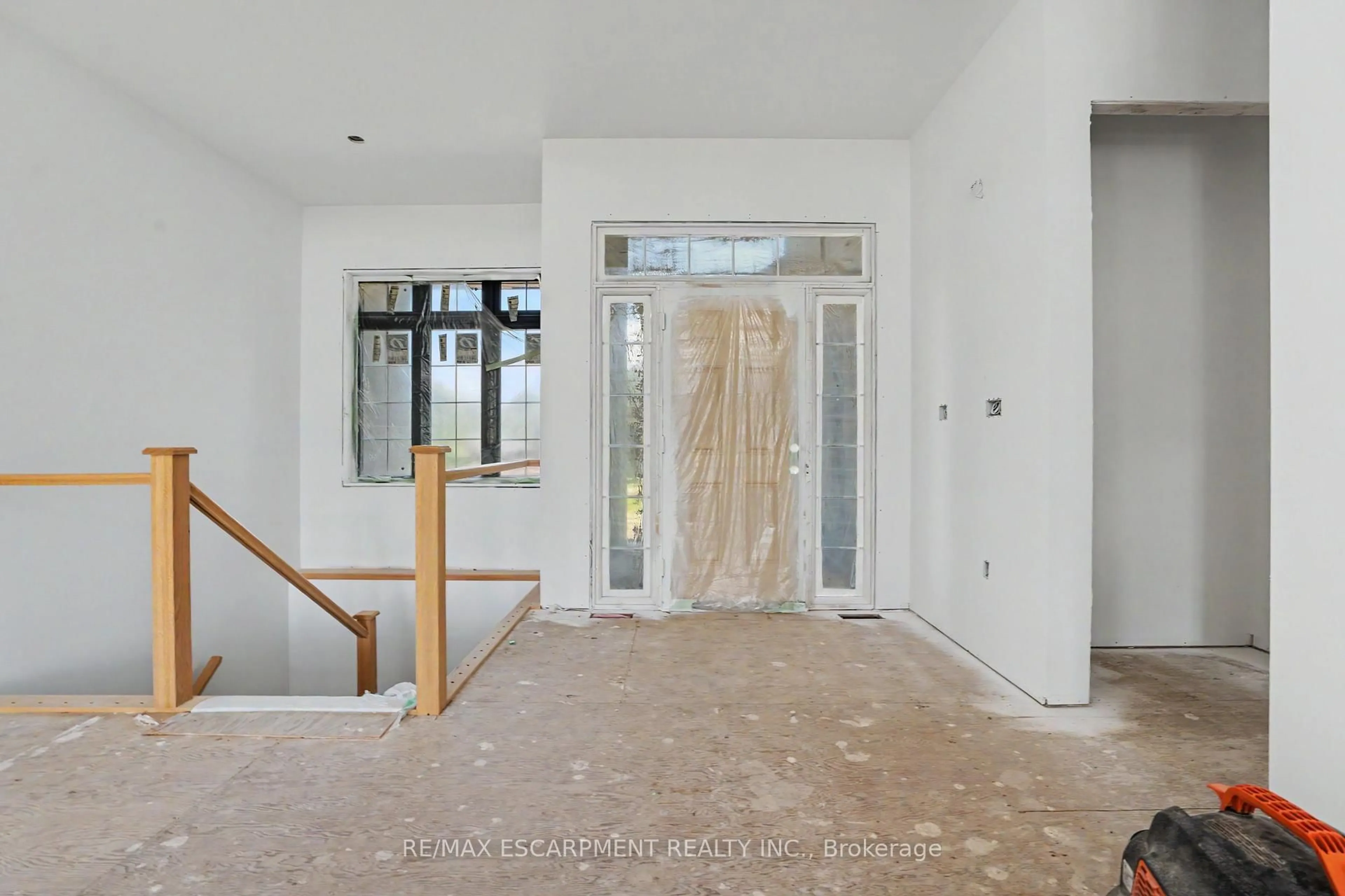 Indoor entryway for 455 Mines Rd, Haldimand Ontario N3W 1X6