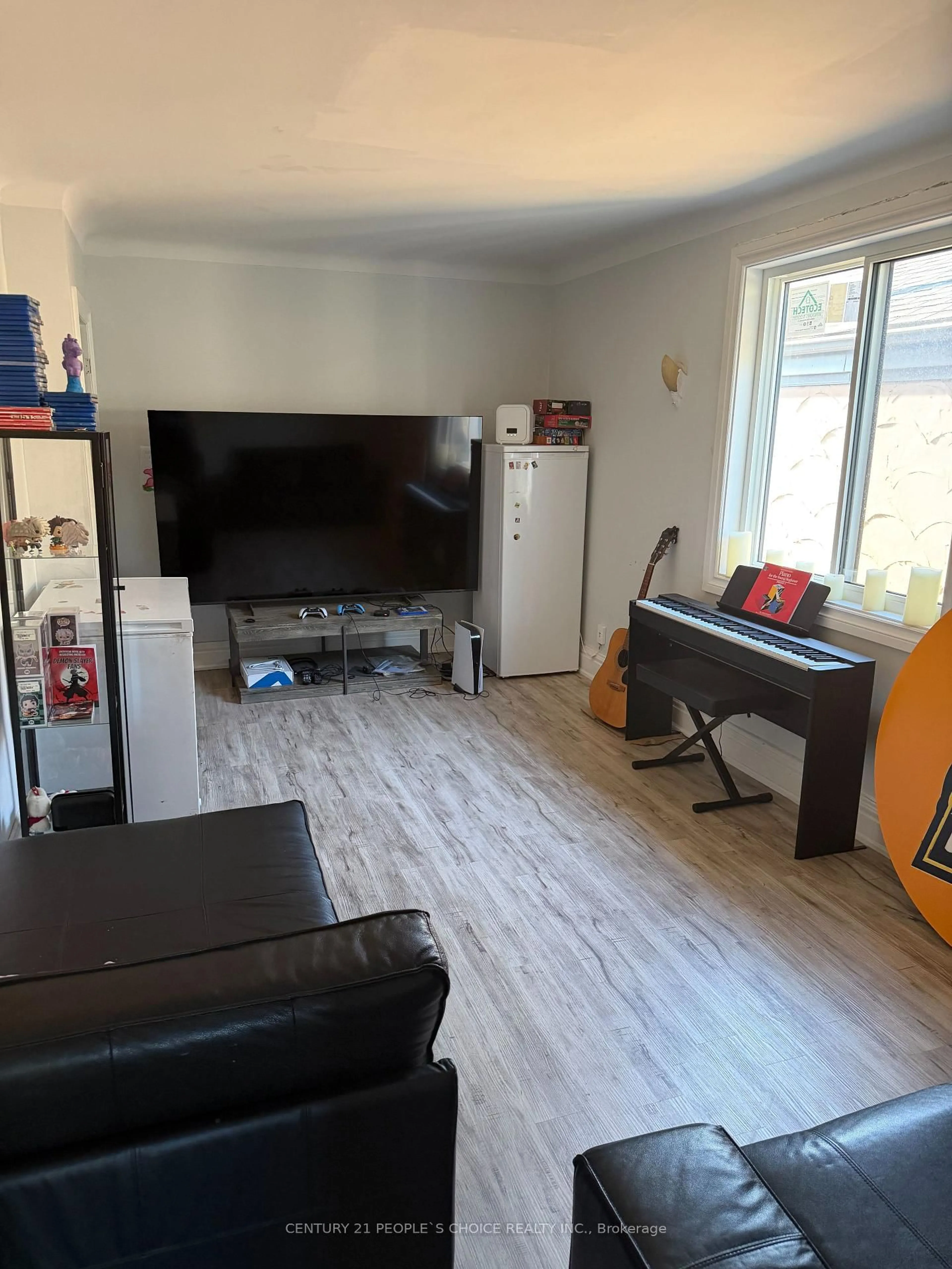 A pic of a room for 102 Parkdale Ave, Hamilton Ontario L8H 5W9