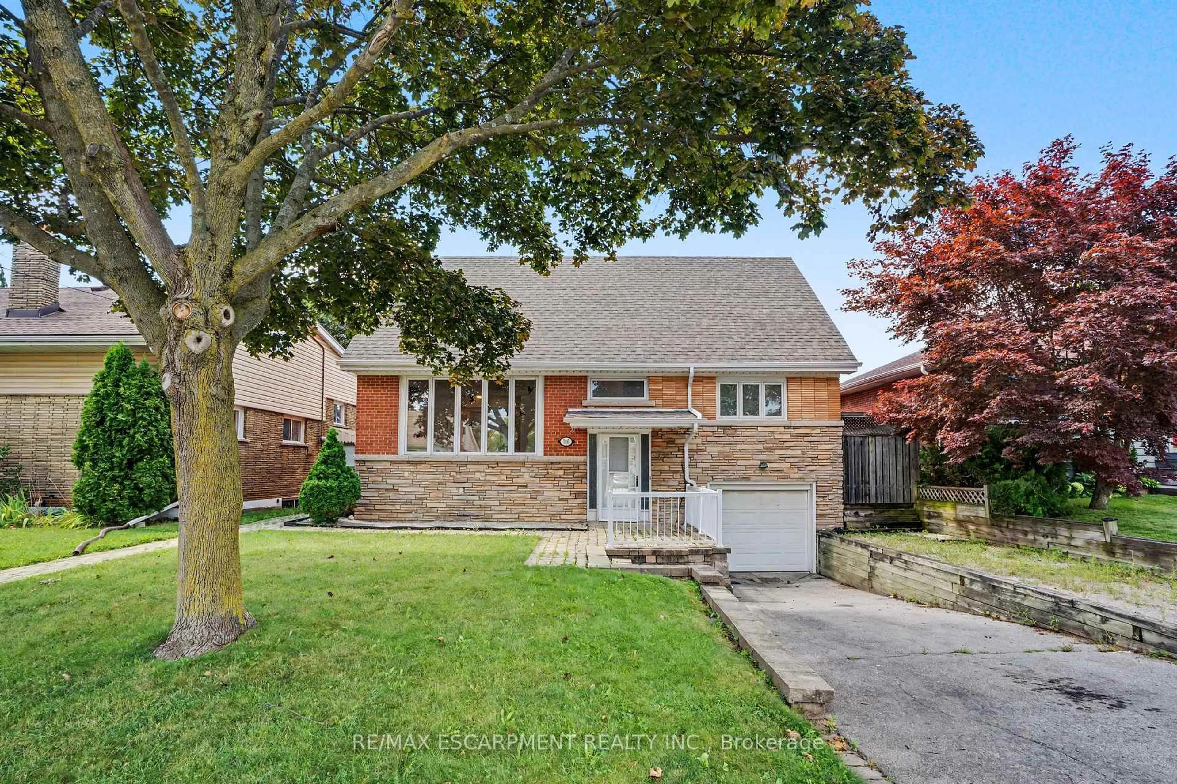 Home with brick exterior material, street for 100 Hardale Cres, Hamilton Ontario L8T 1Y3