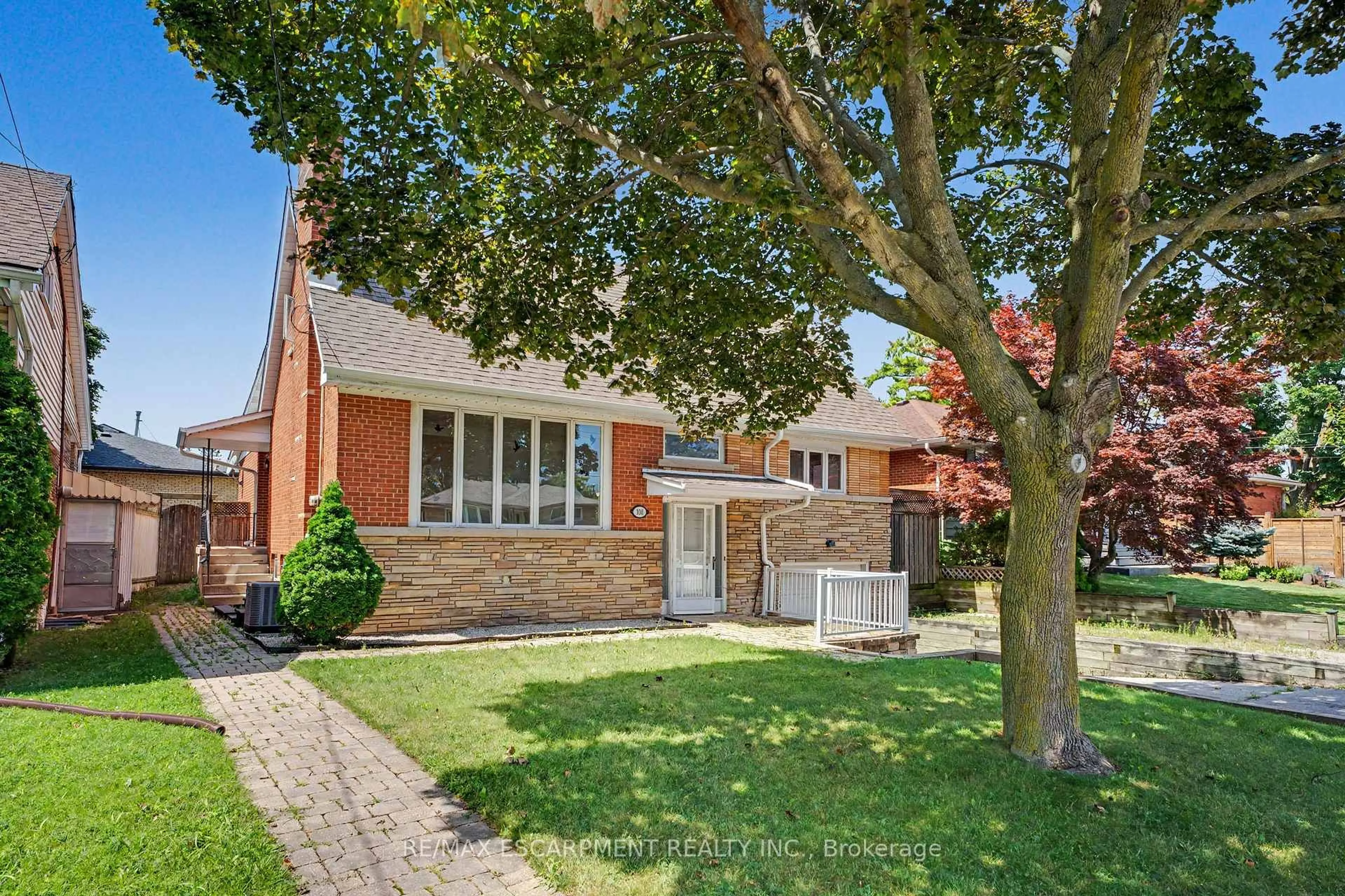 Home with brick exterior material, street for 100 Hardale Cres, Hamilton Ontario L8T 1Y3