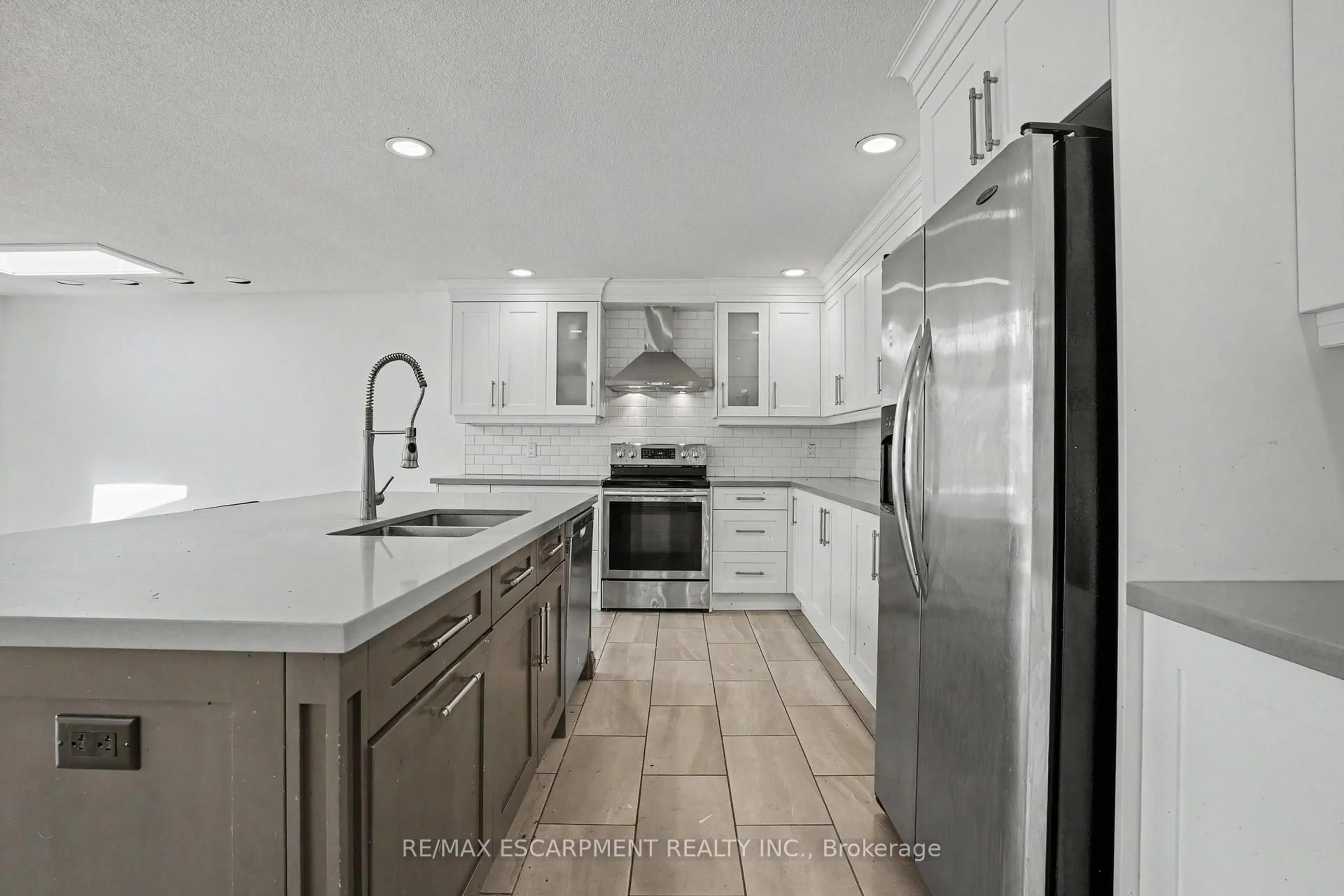 Open concept kitchen, ceramic/tile floor for 100 Hardale Cres, Hamilton Ontario L8T 1Y3