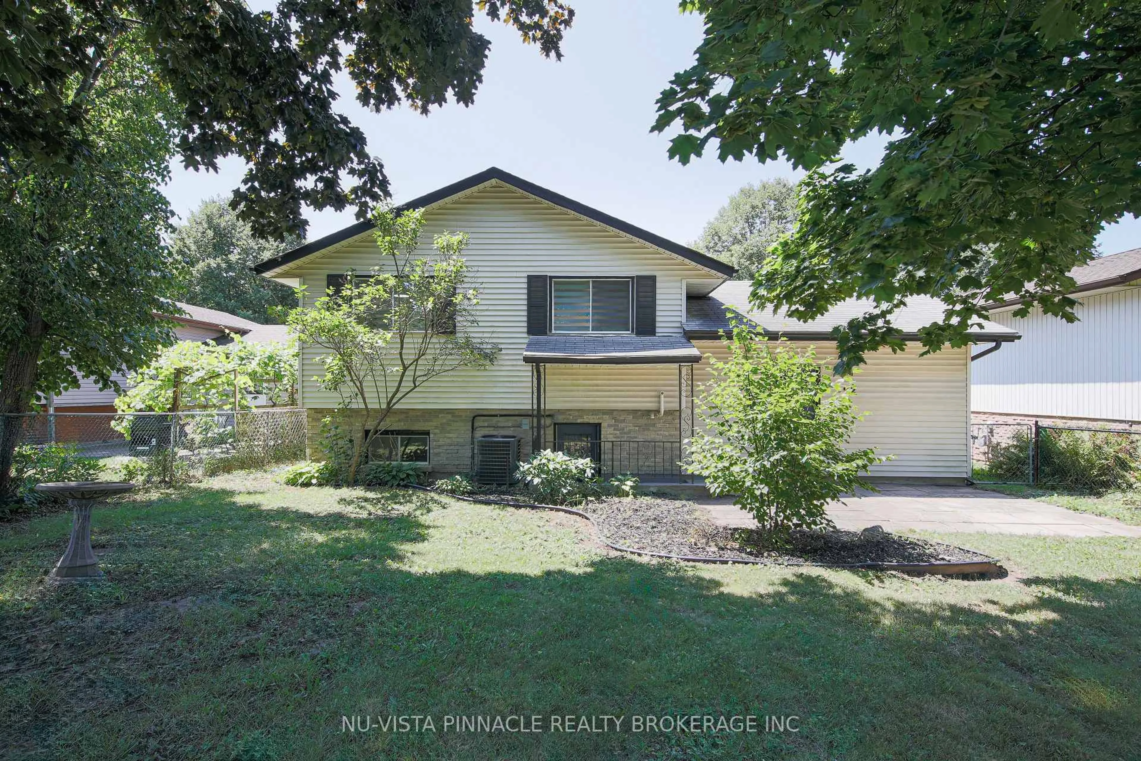 A pic from outside/outdoor area/front of a property/back of a property/a pic from drone, unknown for 192 Concord Rd, London North Ontario N6G 3H8