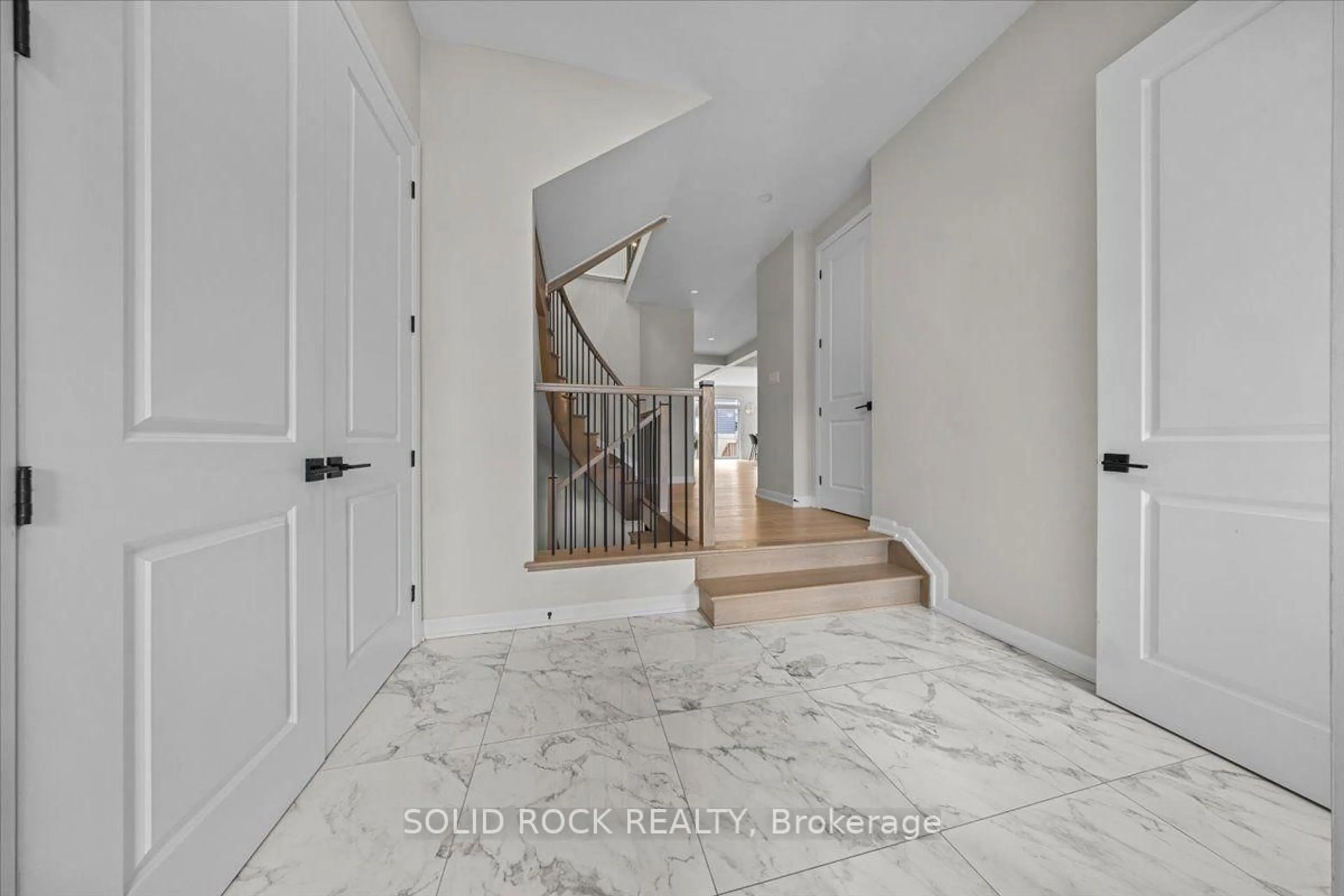 Indoor entryway for 74 Ascari Rd, Manotick Ontario K4M 0A5