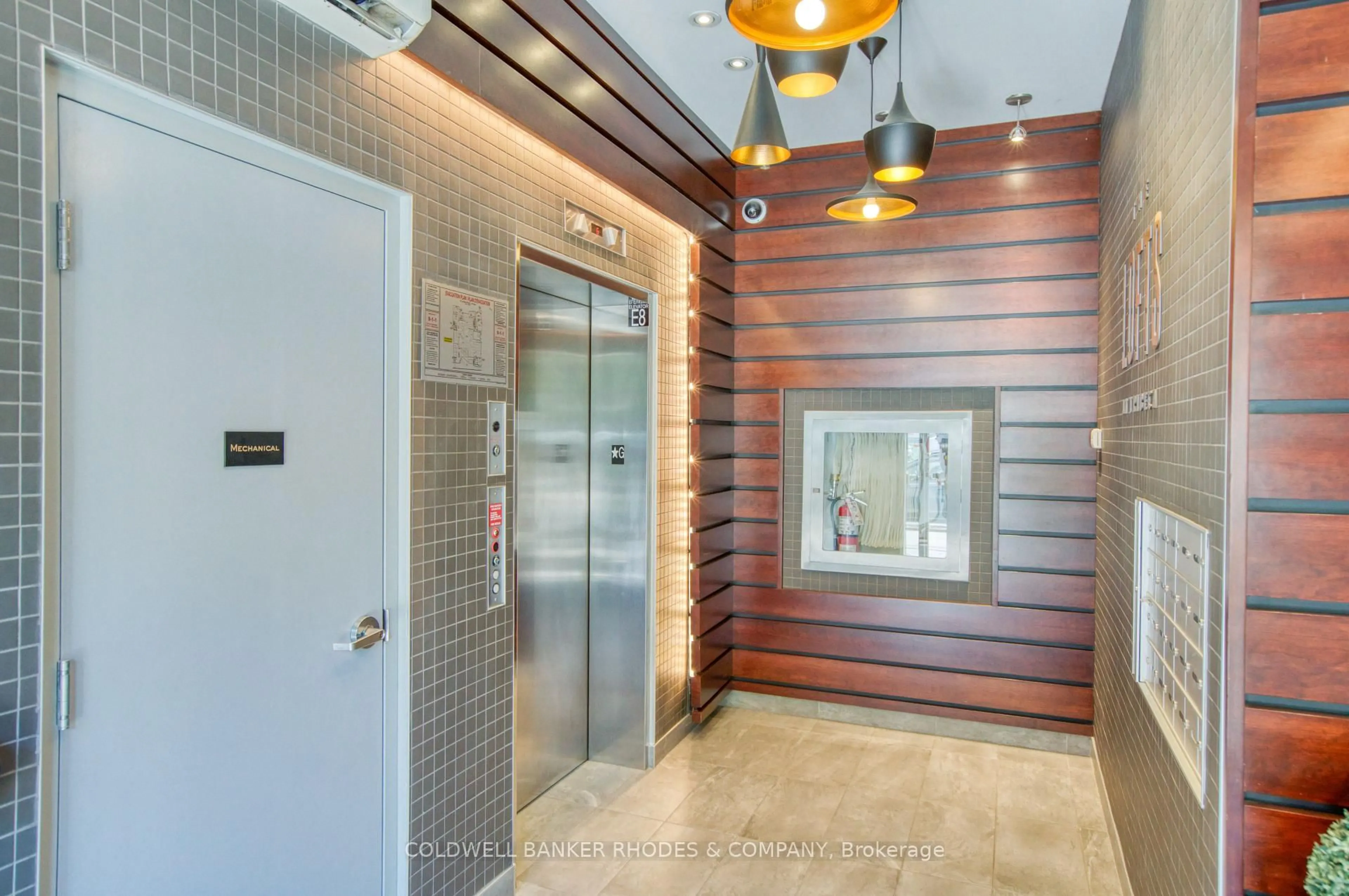 Indoor foyer for 197 Lisgar St #206, Ottawa Ontario K2P 0C3