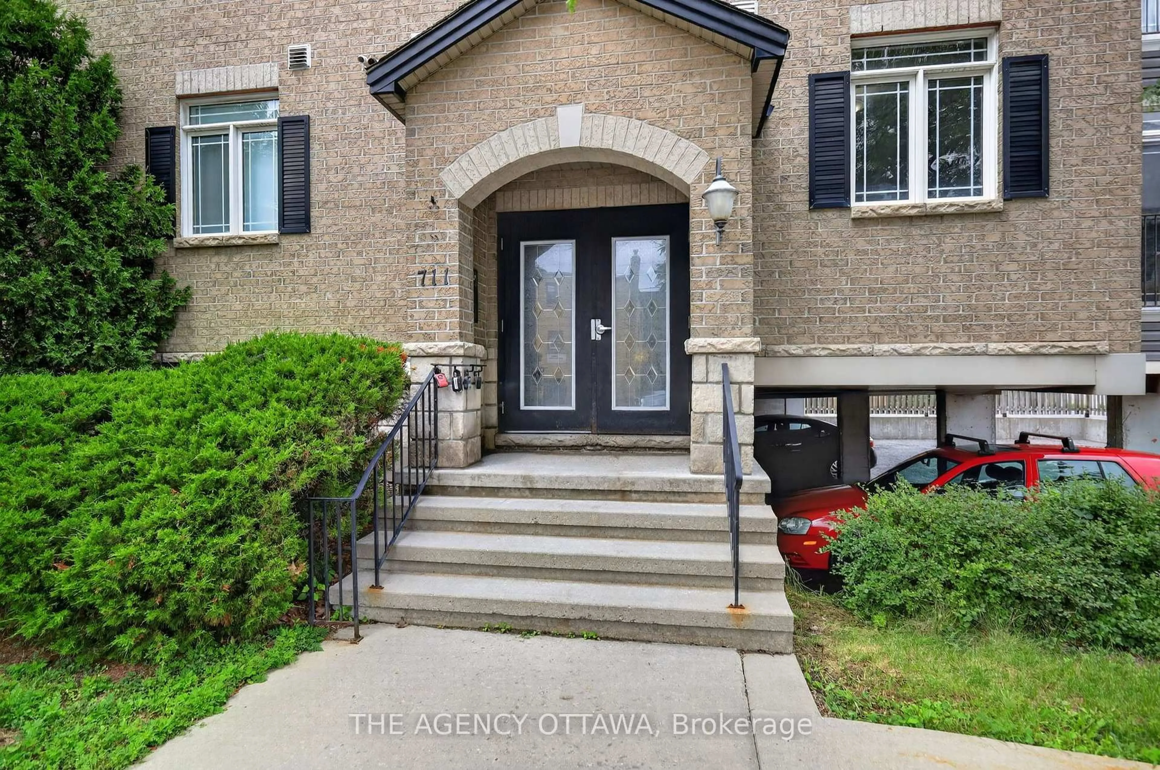 Indoor entryway for 711 Churchill Ave #203, Ottawa Ontario K1Z 7J9