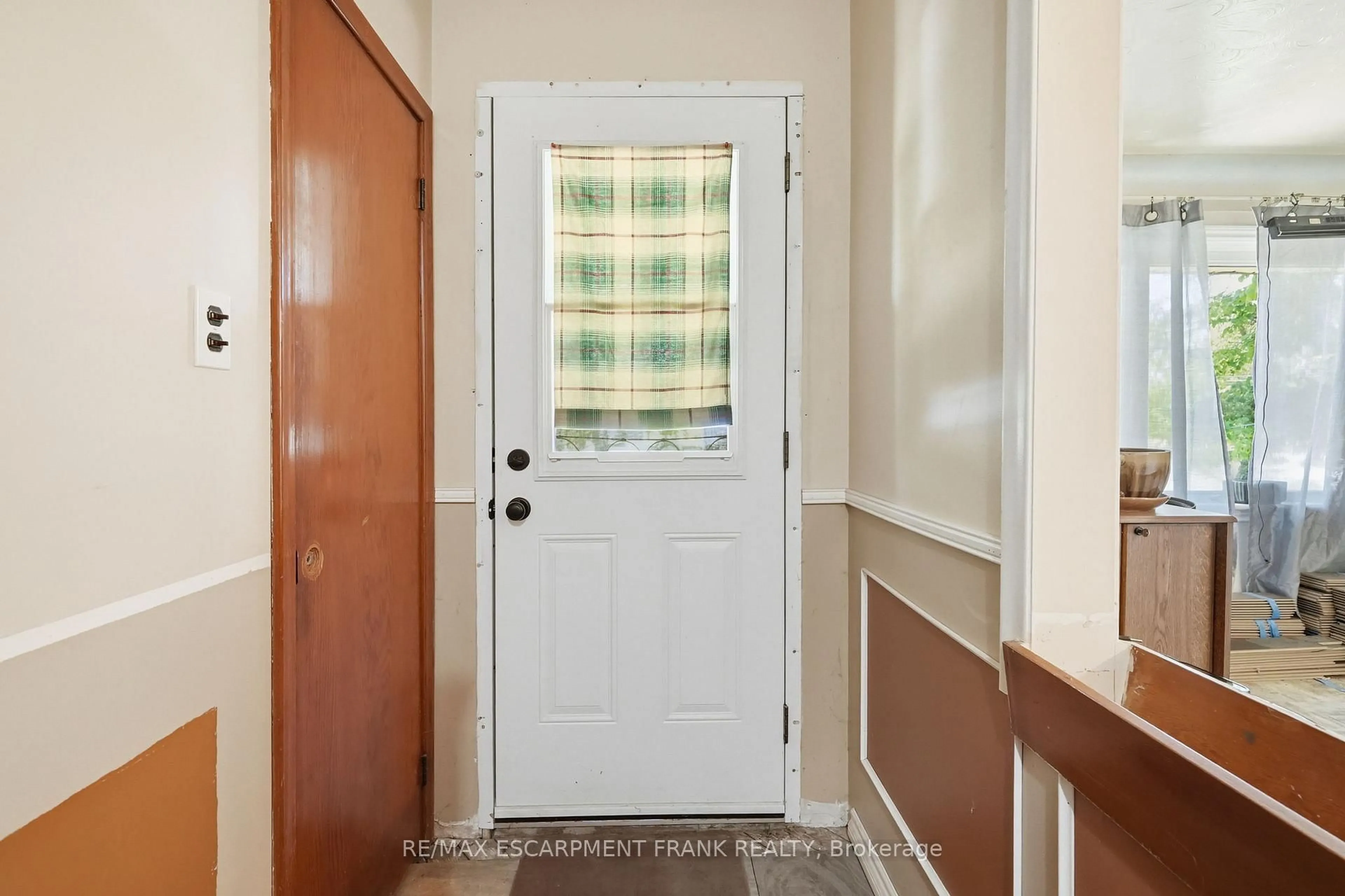 Indoor entryway for 589 Glover Rd, Hamilton Ontario L0R 1P0