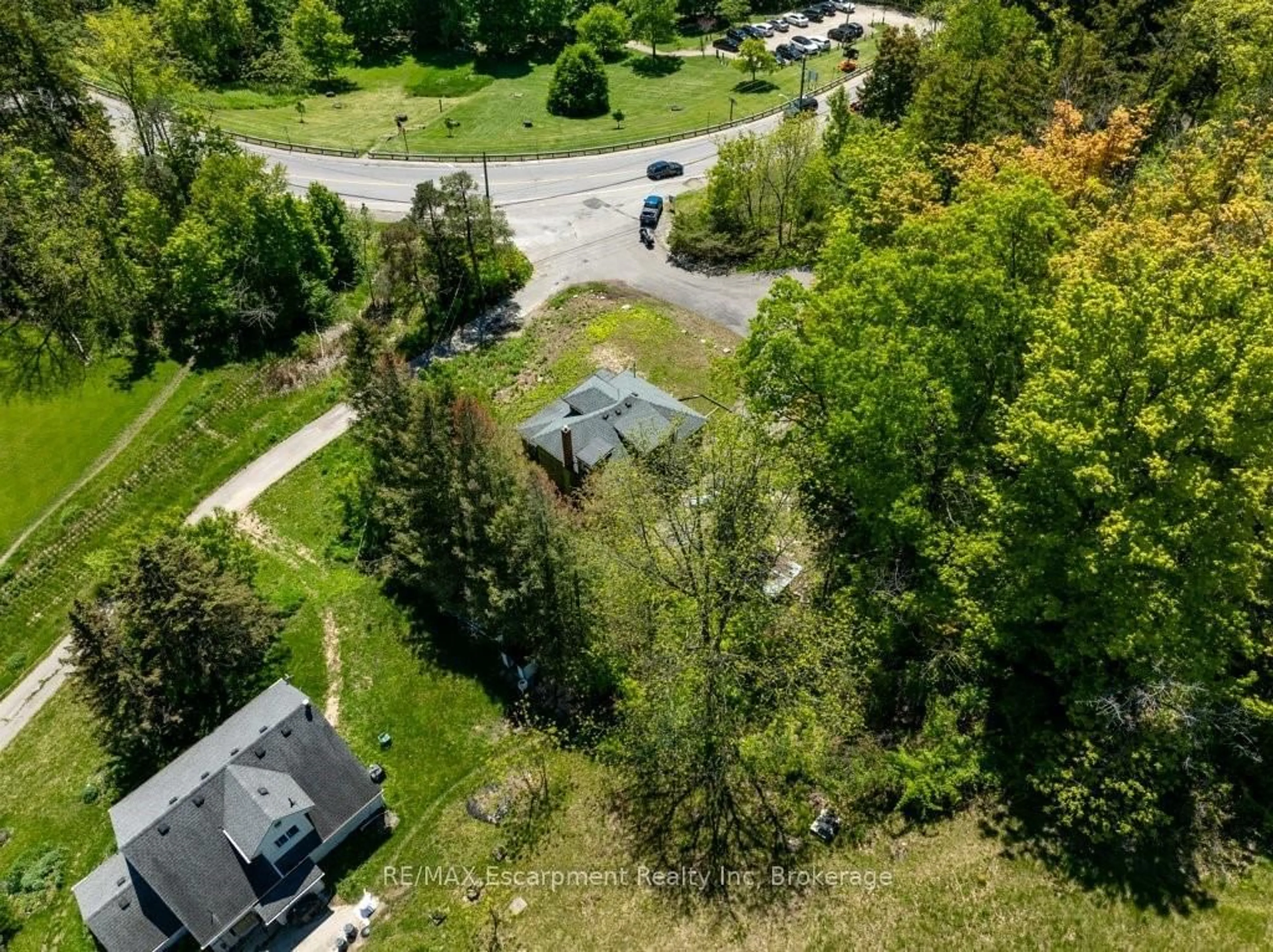 A pic from outside/outdoor area/front of a property/back of a property/a pic from drone, unknown for 193 Mill St, Hamilton Ontario L0R 2H0