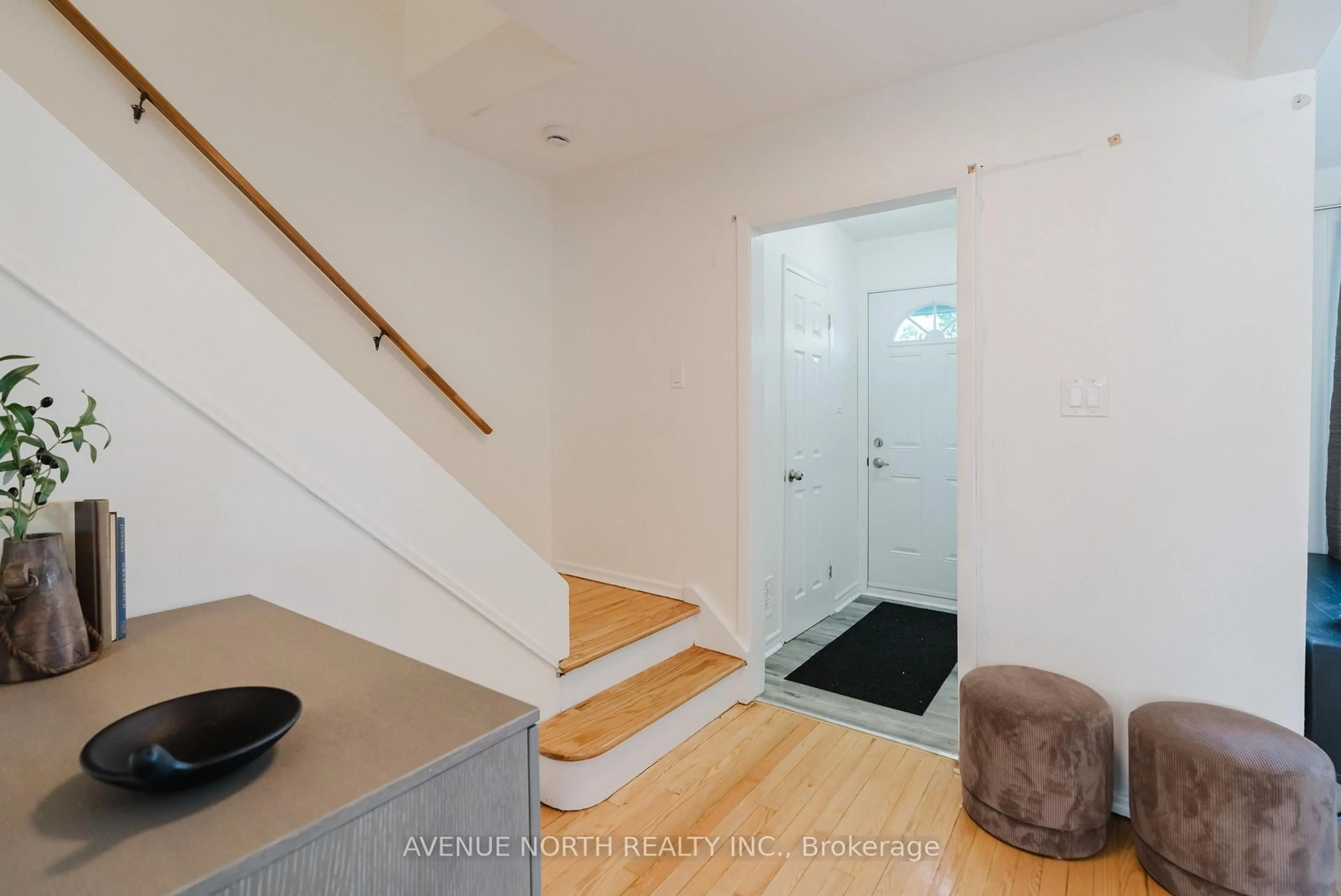 Indoor entryway for 2732-2730 Colman St, Ottawa Ontario K1V 8J9