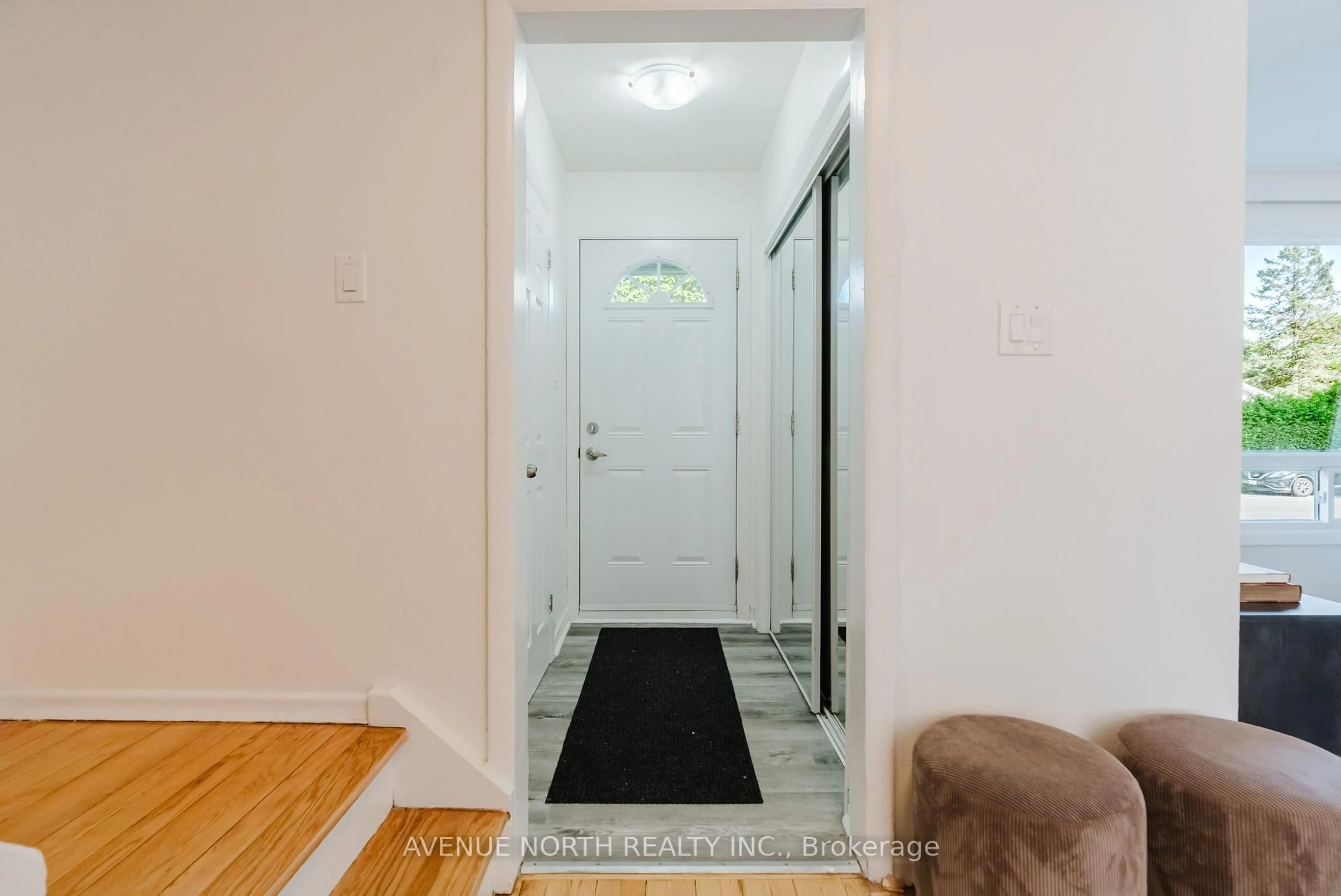 Indoor entryway for 2732-2730 Colman St, Ottawa Ontario K1V 8J9
