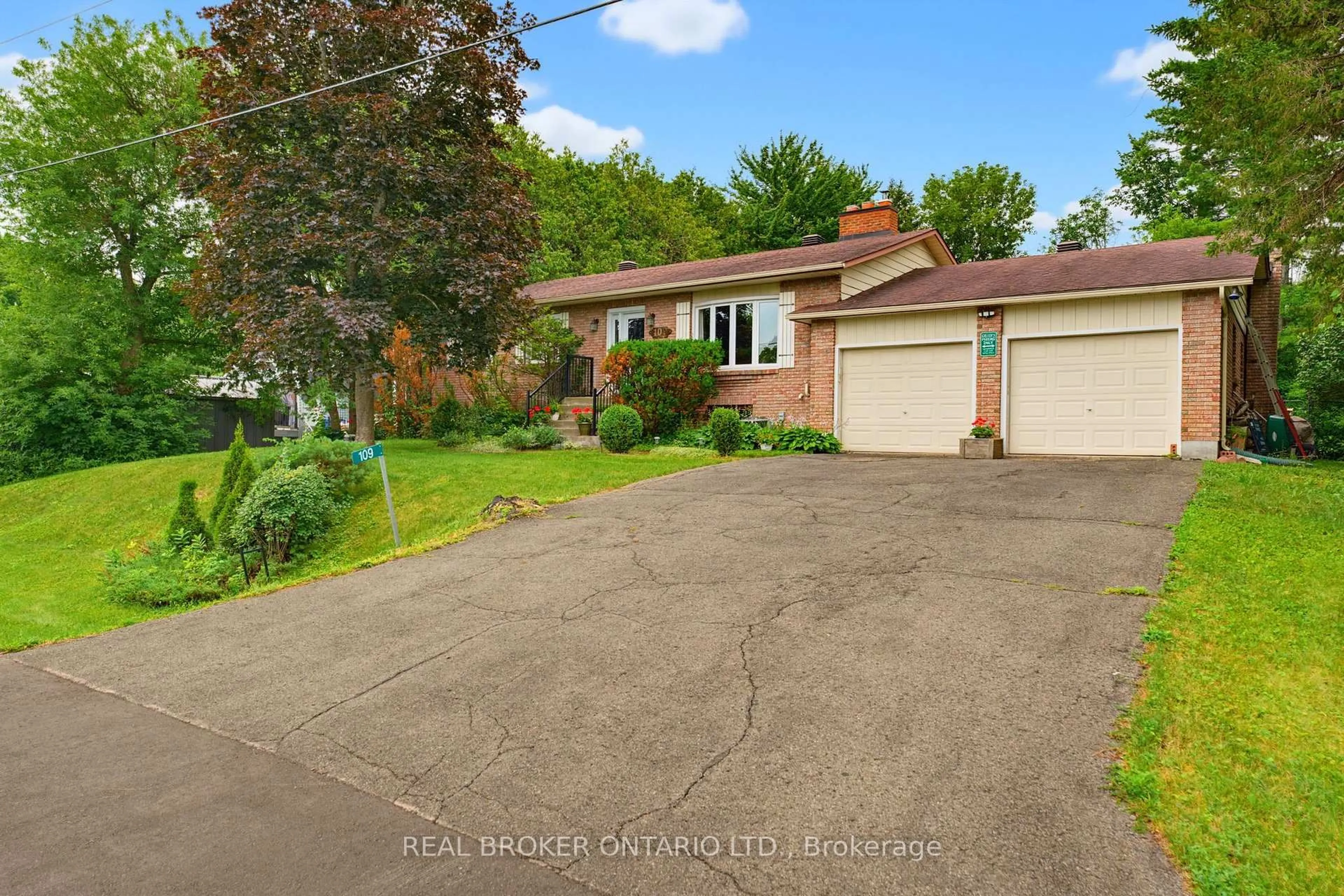 A pic from outside/outdoor area/front of a property/back of a property/a pic from drone, street for 109 Highview Dr, Ottawa Ontario K0A 3M0