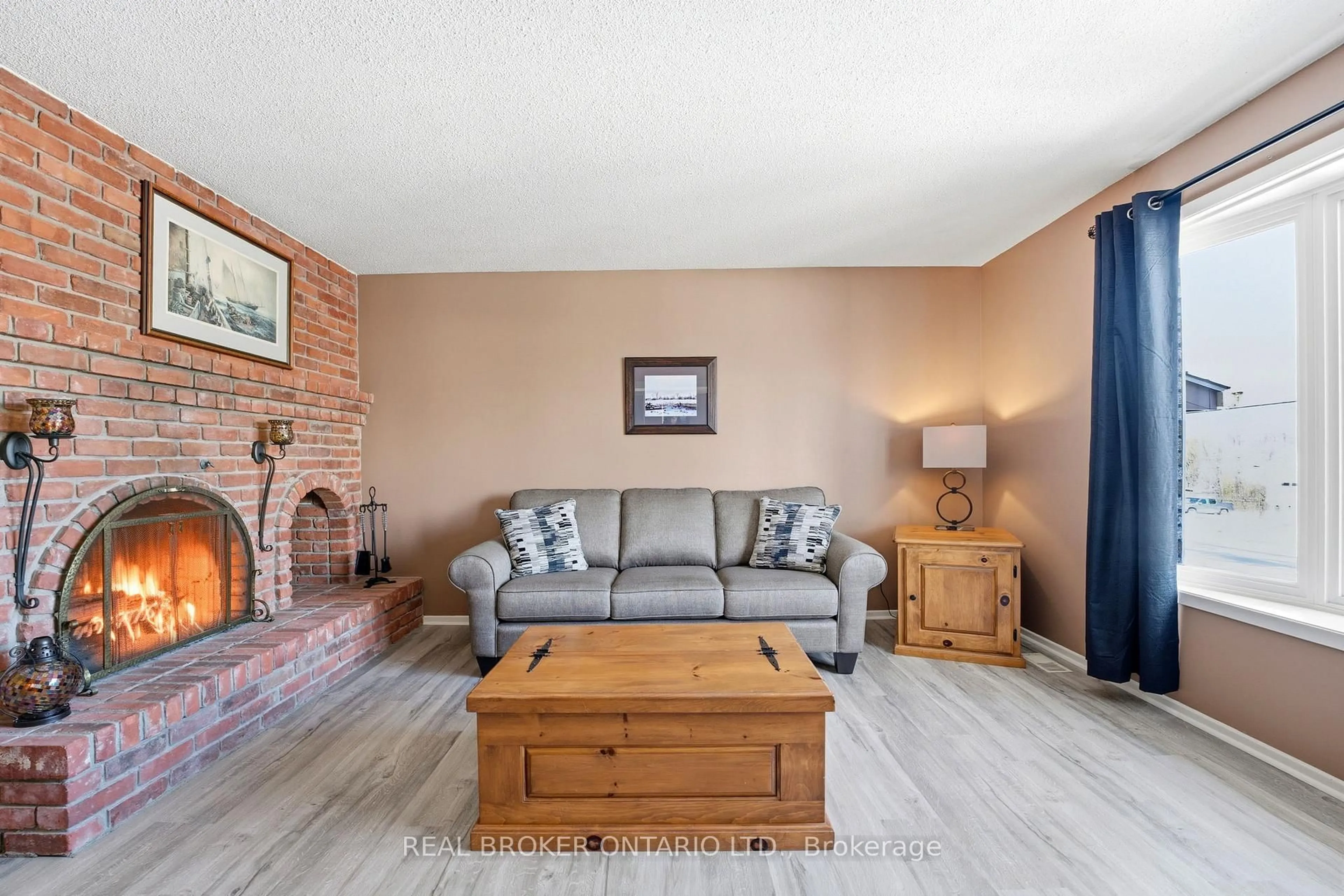 Living room with furniture, unknown for 109 Highview Dr, Ottawa Ontario K0A 3M0