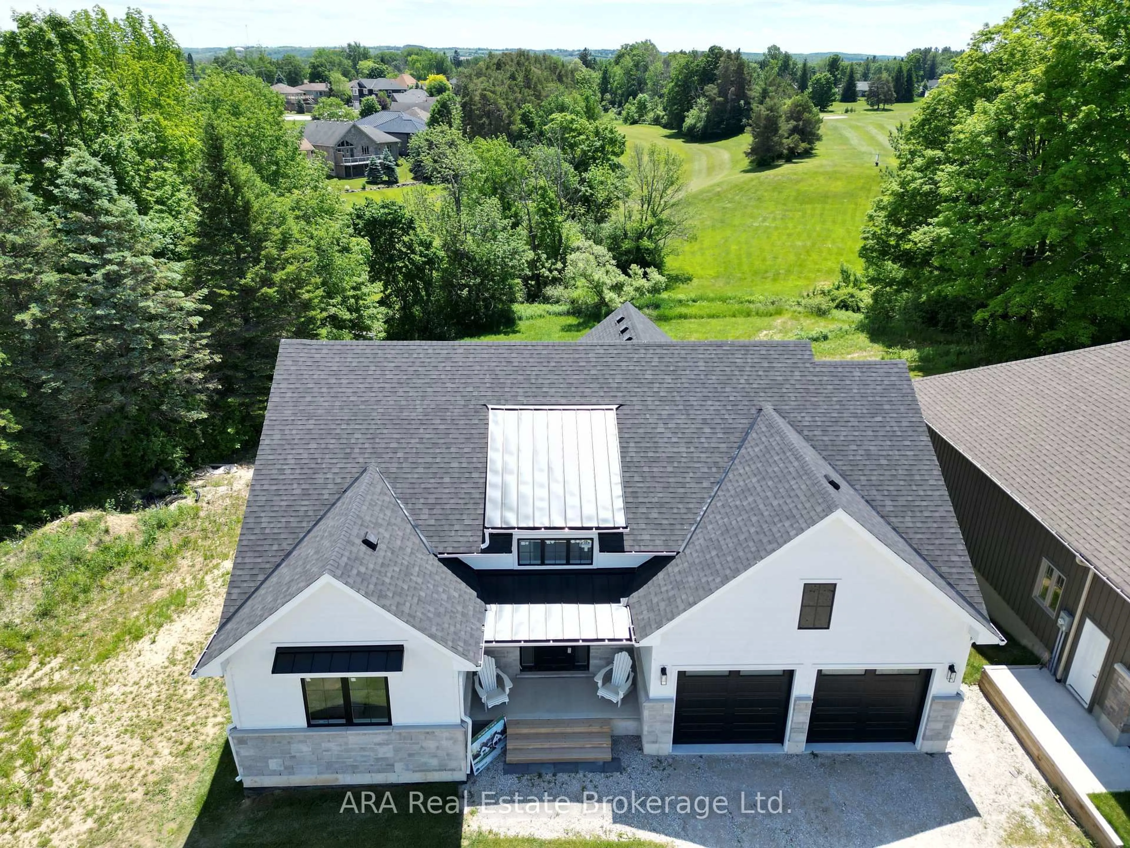 A pic from outside/outdoor area/front of a property/back of a property/a pic from drone, unknown for 2 Hilton Lane #33, Meaford Ontario N4L 1L8