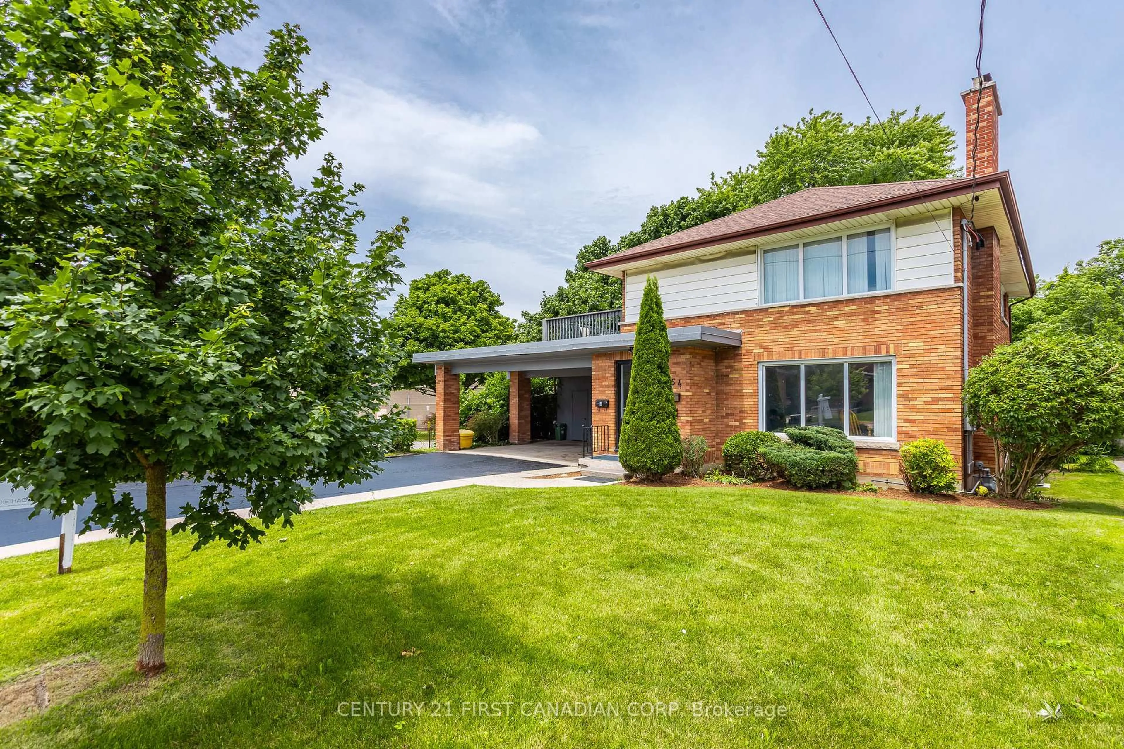 A pic from outside/outdoor area/front of a property/back of a property/a pic from drone, street for 664 Cheapside St, London East Ontario N5Y 3Y2
