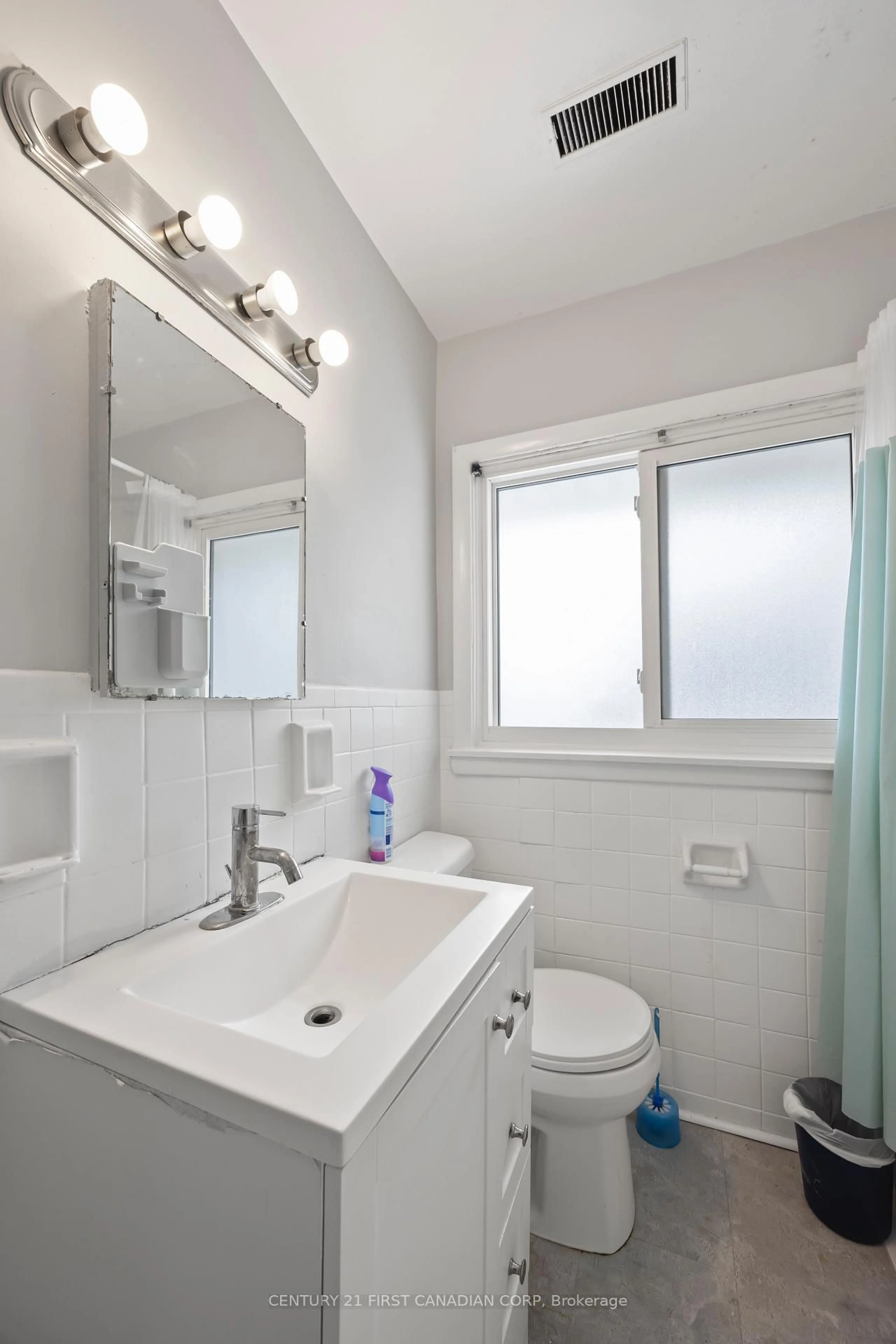 Standard bathroom, ceramic/tile floor for 664 Cheapside St, London East Ontario N5Y 3Y2